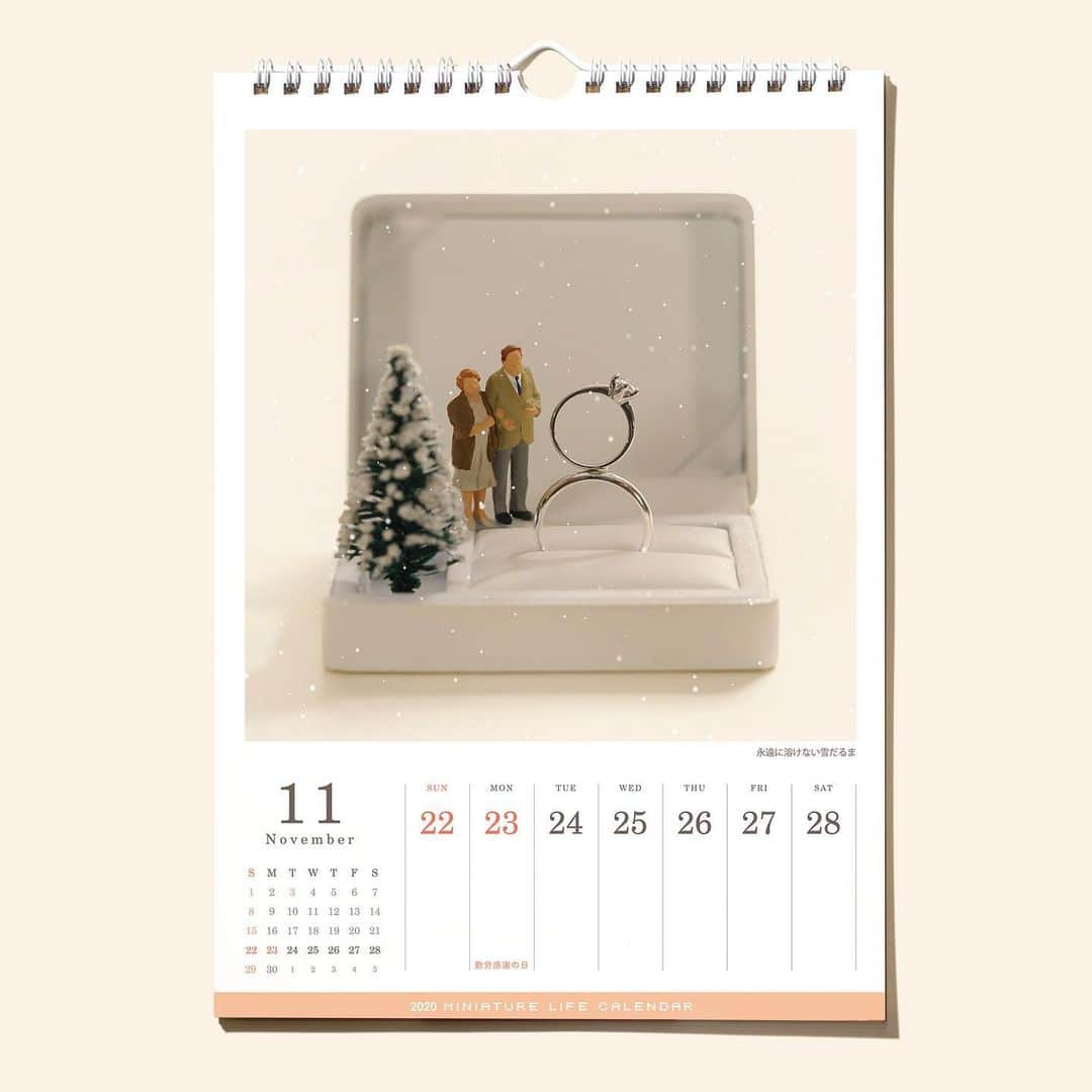 田中達也さんのインスタグラム写真 - (田中達也Instagram)「. 9.12 thu “MINIATURE LIFE CALENDAR 2020” . 毎年おなじみ、週めくりカレンダーの2020年版を作りました。 9月14日発売で、現在予約受付中！ 【ミニチュアライフカレンダー2020】 https://www.amazon.co.jp/dp/B07WG2MHFF ↑Amazonへのリンクはストーリーでもアップしてます。 . ──────────────── 【MINIATURE LIFE CALENDAR 2020】 International Shipping✈️ See the link below for further details. https://global.rakuten.com/en/store/sakatsu/item/4900459527645/ .」9月12日 10時26分 - tanaka_tatsuya