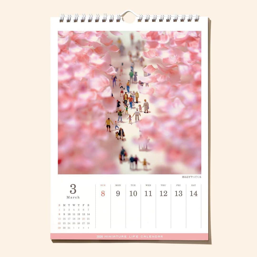 田中達也さんのインスタグラム写真 - (田中達也Instagram)「. 9.12 thu “MINIATURE LIFE CALENDAR 2020” . 毎年おなじみ、週めくりカレンダーの2020年版を作りました。 9月14日発売で、現在予約受付中！ 【ミニチュアライフカレンダー2020】 https://www.amazon.co.jp/dp/B07WG2MHFF ↑Amazonへのリンクはストーリーでもアップしてます。 . ──────────────── 【MINIATURE LIFE CALENDAR 2020】 International Shipping✈️ See the link below for further details. https://global.rakuten.com/en/store/sakatsu/item/4900459527645/ .」9月12日 10時26分 - tanaka_tatsuya