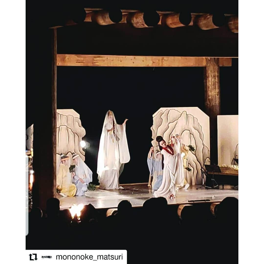 花柳凜さんのインスタグラム写真 - (花柳凜Instagram)「#Repost @mononoke_matsuri • • • • • • 「もののけ祭り」の演目として、一番最初に決まっていた日本舞踊家 花柳凜の「かぶき踊り」。戸隠と日本の未来のために、神を説得した。そんな舞台だった。この舞台を見た沢山の人が「日本人に生まれて良かった」と自分に伝えてくれた。  以下、「もののけ祭り」かわら版(ぶ号外) 令和元年 復活かぶき踊り　から。  文  西端真矢  ーーーーーーーーーーーーーーーーーー  満開の桜の下で、女が踊り始めた。  切れ長の眼。真白い肌。ほっそりと伸びた首筋。  あの女、もしかして、通りがかりの誰かが言う。クニという娘じゃないか？ 前に五条の河原で見たことがあるんだ。すごいぞ、この女は。他の女踊りなんか目じゃない。とんでもなく素敵におど、る、ん‥‥ そう言った唇が合わさる前に、もうその場の誰もが動けなくなっていた。  女の腕も、指も、腰も、若木の枝のようになめらかにしなる。  すべての男たちを誘っているようでいて、ゆっくりと手首を返すその指先が唇の前で止まり、阿弥陀様が微笑まれたようでもある。  一体この女は何者だろう？出雲から来たと名乗っているが‥  ああ、あたしが踊ると、男たちが、ぽかんと口を開けてあたしの体を見る。女たちはぎゅっとこぶしを握りしめて、まるで自分があたしになったように、紅色の、藤色の、浅葱色の小袖の下で魂を踊らせている。  今、この時、命の炎がぼうぼうと燃えさかる。  男たちが、女たちが、あたしを囲み鼓の音がタンタンタンと時を破るその破れた先にあたしが手をさしのべる時、天に向かって燃えさかる。  もしかしたら、男たちが合戦のさなか、うおおうおおと言葉にならない雄叫びを上げて敵陣に飛び込んでいく時もこんな風に胸が燃えさかるのだろうか？戦に破れてもはやこれまでと城に火を放ち、腹を切る時その腹の中もこうしてしびれるように燃えているのだろうか？  ああ、だけど、百年の間、戦に継ぐ戦に明け暮れたこの国も、今は東の徳川様と西の豊臣秀頼様、二人がにらめっこするだけでどうやら平らに治まりつつある。  それはそれでもったいなくありがたいことには違いないが、近頃じゃ、男たちは手持ち無沙汰で命を持て余し、馬鹿に傾かぶいた派手ななりをして、辻々でめったやたらとケンカを吹っかけている。  なんだ、あの傾かぶ奇者きものたちは、街中で威張って仕方のないヤツらだ。人々はそう陰口をたたくけど、本当は、どこかでヤツらの気持ちが分かるような気もしているんだ。だって、誰だって、たとえ明日の命は知れなくても、その奥の芯のところがぼうぼう燃える音を聞きたいじゃないか。  だから、あたしは踊る。あたしは彼らのために踊る。あたしたちはちと生まれて来るのが遅過ぎたけど、でも、あたしたちの命は確かにこの地面の上に生まれ落ちてから一刹那も休むことなくゆらめいているから。本当は真っ赤に燃え上がることだって出来るから。あたしの踊りでそう証を立ててみたいから。  この女。百年続いた戦国の世の幕切れに咲いた、金色の桜のような女の名を出雲の阿国という。  本当に出雲からやって来たのか、クニという名が真実の名なのか、誰も知らない。  わずかな記録から分かることは、戦国の世が終わり天下泰平江戸時代が幕を開ける、その直前に京に現れ、人々の心を激しくとらえたこと。全国津々浦々星の数ほどの追随者が生まれ、その踊りはやがてかぶき踊り、女かぶき、そして女歌舞伎と当て字されるようになったこと。  けれどその隆盛は二十年ほど。あまりにあやしく、美しく、風紀を乱すとして、幕府は女が舞台に立つことを禁じてしまう。かぶき踊りは歌舞伎という名の歌と踊りの劇に変り、男たちに担われるようになった。  阿国は消え、かぶき踊りは滅びた。けれどその命は今でも男たちが伝えて来た歌舞伎の踊り、“日本舞踊”と呼ばれる踊りの中に、出自を隠し生き続けている。いかにも男たちが生み、育てて来たかのように装われ、男の踊りが本流とさえされながら。このねじれた男装の娘を三百年後の今、女が女のまま踊ることで、再び産み直そうとする女がいる。  花柳凜。日本舞踊の家に生まれ、二歳から、踊り続けてきた。  頭のつむじの先から足先まで仕込まれている、手の、首の、腰の動き。どこの国の借物でもないその動きはこの島国の地面に根差し、三百年前、阿国という一人の女の体を借りて姿を現した。その動き。日本人の体の動きを、日本の踊りを、踊る。  阿国の生きた時代に比べて、今というこの時代は、命は燃えさかっているだろうか？いや、それどころかひどく濁りくすぶっているさと自嘲する人もいるだろう。それでも、そう笑う人々の肌の奥にも、命はいつもゆらめき、むずかる子どものように思いのまま燃えさかる時を待っている。その命のために踊る。  凜の言葉--- 「私は自分のためでなく、100年後のこの国のために踊ります」  八月三十一日、櫓の上で、かぶき踊りが復活する。  ーーーーーーーーーーーーーーーーーー  #もののけ祭り #かぶき踊り #祭りかぶく現代 #かぶきを始めたのは女性 #祭りかぶく現代 #長野 #戸隠 かわら版デザイン @seppuku_pistols 舞台大道具 絵師 @basara4d」9月12日 10時29分 - rinhanayagi