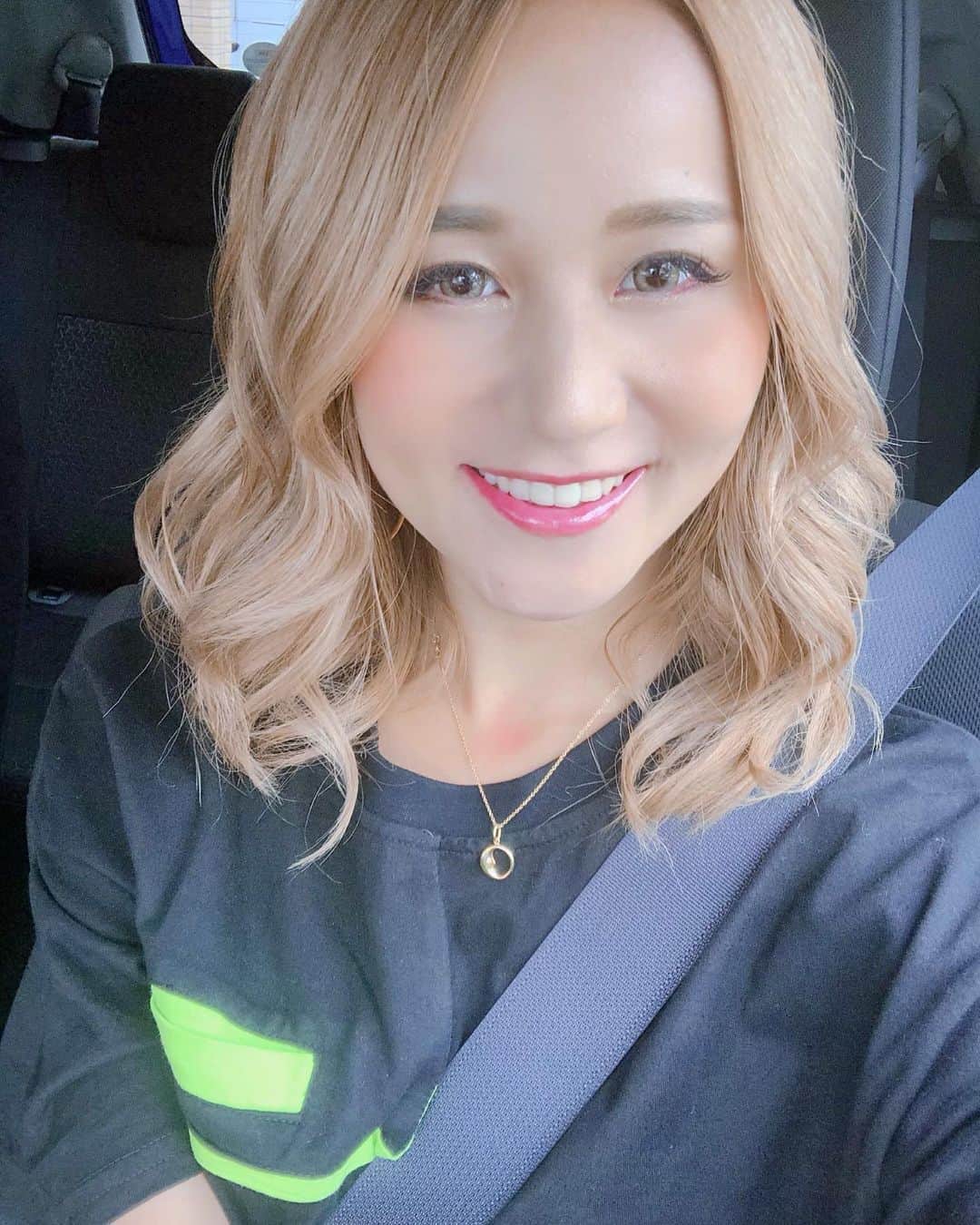 LORYのインスタグラム：「おはようっ！🚗💨 . ローレンで前回よりももう少し髪の毛 短くしてもらいました💇🏼‍♀️✨ @rollen_ike  #rollen #ローレン #brondehair #driving #お出かけ」