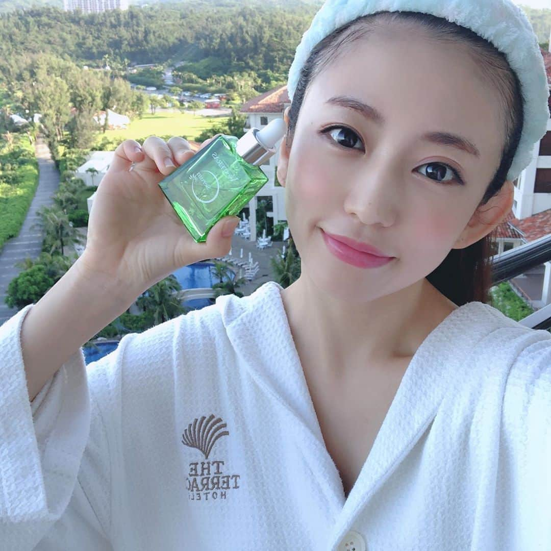 伊藤みくさんのインスタグラム写真 - (伊藤みくInstagram)「旅行先にも必ず持っていく相棒美容液💕﻿ ビオテラス✨✨✨﻿ ﻿ 今年の夏は海にたくさん行って紫外線をたくさん浴びたんだけど....💦﻿ ﻿ 毎日ビオテラスでケアしてるからか﻿ シミができてない😆👍﻿ ﻿ 嬉しい💕💕﻿ ﻿ 一年中使って陶器肌を目指します⭐️⭐️⭐️﻿ ﻿  #ビオテラス﻿ #VIOTERAS﻿ #美容液﻿ #アンチエイジング﻿ #美容 #ビタミンC」9月12日 10時56分 - miku90210