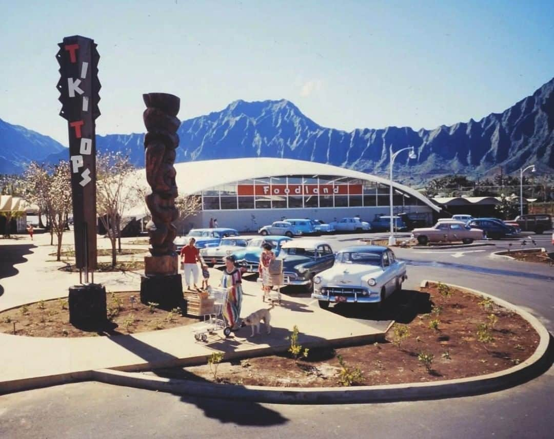 レインスプーナーさんのインスタグラム写真 - (レインスプーナーInstagram)「Home of the the tastiest poke in Paradise.⁠ The Foodland SuperMarket, Hawaii, 1959.⁠ .⠀⁠ .⠀⁠ .⠀⁠ .⠀⁠ #alwaysgo #awakethesoul #adventureculture #campvibes #discoverearth #exploretocreate #exploringtheglobe #exploretheoutdoors #getlost  #itsinmynature #justgoshoot #keepitwild #livefolk #lostatlast #letswander #liveauthentic #neverstopexploring #realfolklife #hawaii #hawaiilife #soulaloha⠀」9月12日 11時00分 - reynspooner