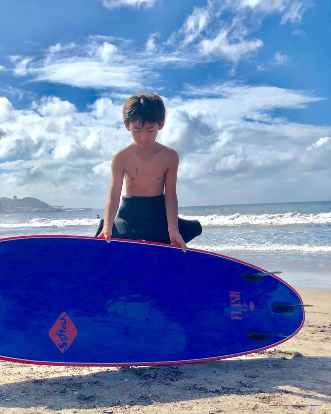 浅田美穂のインスタグラム：「サーフィン始めました🌊🏄‍♂️✨﻿ 私は10年前にサーフィンで大怪我して右足麻痺🦶してからずっとやってなかったんだけど・・・﻿ 久々にやったら楽しかったぁ😍﻿ #surfing #sea #右足麻痺しててもサッカーやったりしちゃう私 #麻痺無視 #実は痛い🤫」