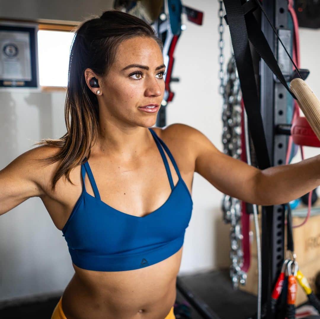 Camille Leblanc-Bazinetさんのインスタグラム写真 - (Camille Leblanc-BazinetInstagram)「💥Best way to get going?💥 🎶Putting some good Jam 🎶  @esc_sounds “  Comment with your favorite Jam!!! I want to know what to put on my playlist next 😎👊🏽 “  Mine :  because you loved me - Celine Dion  #nooneistoogoodforcelinedion #celineistogoodforyou  #nationaltreasure #bestsigner #imcanadian #sogood #cannotnotsingalong #singalong」9月12日 11時09分 - camillelbaz