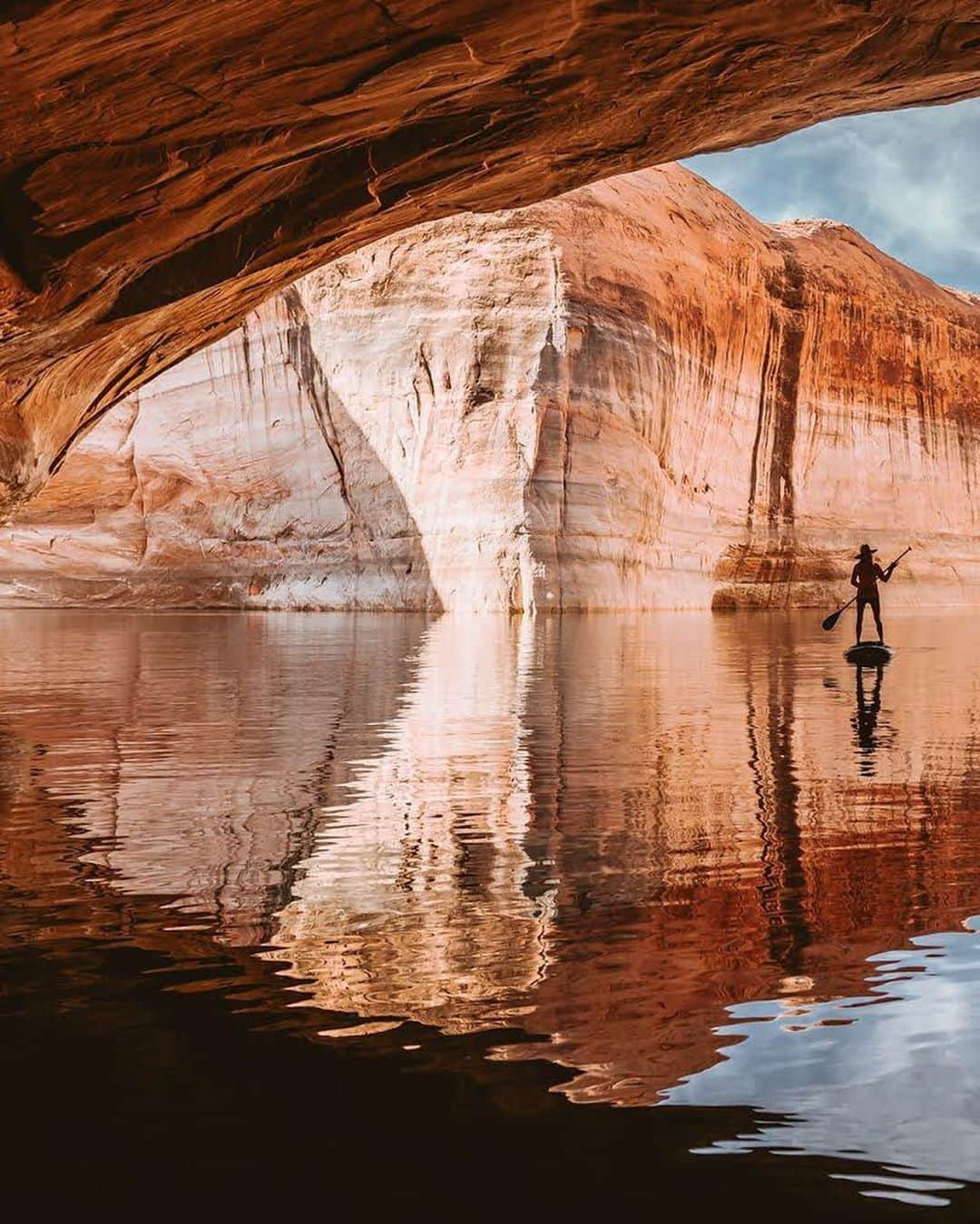 Visit The USAさんのインスタグラム写真 - (Visit The USAInstagram)「“There were times I felt like I was about to paddle off the edge of the earth…” Tag a friend who you'd go paddleboarding with on Lake Powell! 📷: @tchudatwentyfour #VisitTheUSA」9月12日 22時00分 - visittheusa