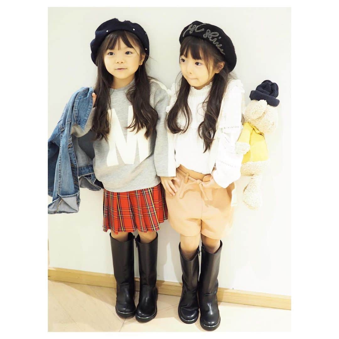 Yukiさんのインスタグラム写真 - (YukiInstagram)「たまには別々のコーデを着てみました◟̆◞̆♡ 先日のZARA @zarakids  の展示会で双子ちゃんがお洋服を選んで着てみました♡  大人顔負けの可愛いブーツに一目惚れ👀✨ お買い物が大好きな双子ちゃんの 反応も面白かった♡  自然体なおしゃべりしているところもいっぱい写ってます🥰  お洋服は自分たちで選んだので、すこしツッコミどころもあったりww😂✨ そこも見ていただけたら嬉しいです◟̆◞̆♡ あゆゆいちゃんねるのリンクを ストーリーやブログにも載せますので もし良ければ見てみて下さい(o^^o)」9月12日 22時02分 - yukikuu96