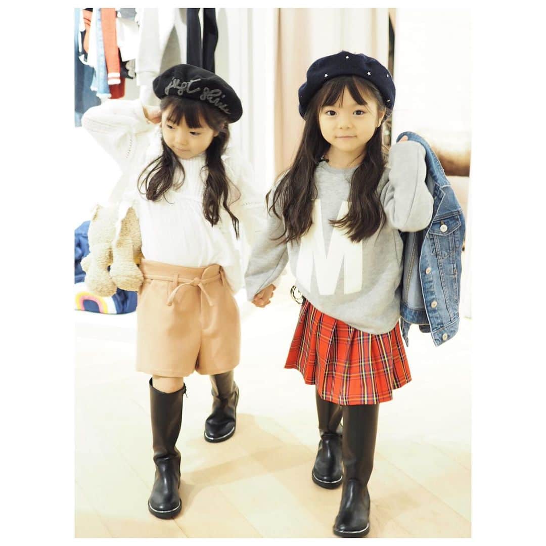 Yukiさんのインスタグラム写真 - (YukiInstagram)「たまには別々のコーデを着てみました◟̆◞̆♡ 先日のZARA @zarakids  の展示会で双子ちゃんがお洋服を選んで着てみました♡  大人顔負けの可愛いブーツに一目惚れ👀✨ お買い物が大好きな双子ちゃんの 反応も面白かった♡  自然体なおしゃべりしているところもいっぱい写ってます🥰  お洋服は自分たちで選んだので、すこしツッコミどころもあったりww😂✨ そこも見ていただけたら嬉しいです◟̆◞̆♡ あゆゆいちゃんねるのリンクを ストーリーやブログにも載せますので もし良ければ見てみて下さい(o^^o)」9月12日 22時02分 - yukikuu96