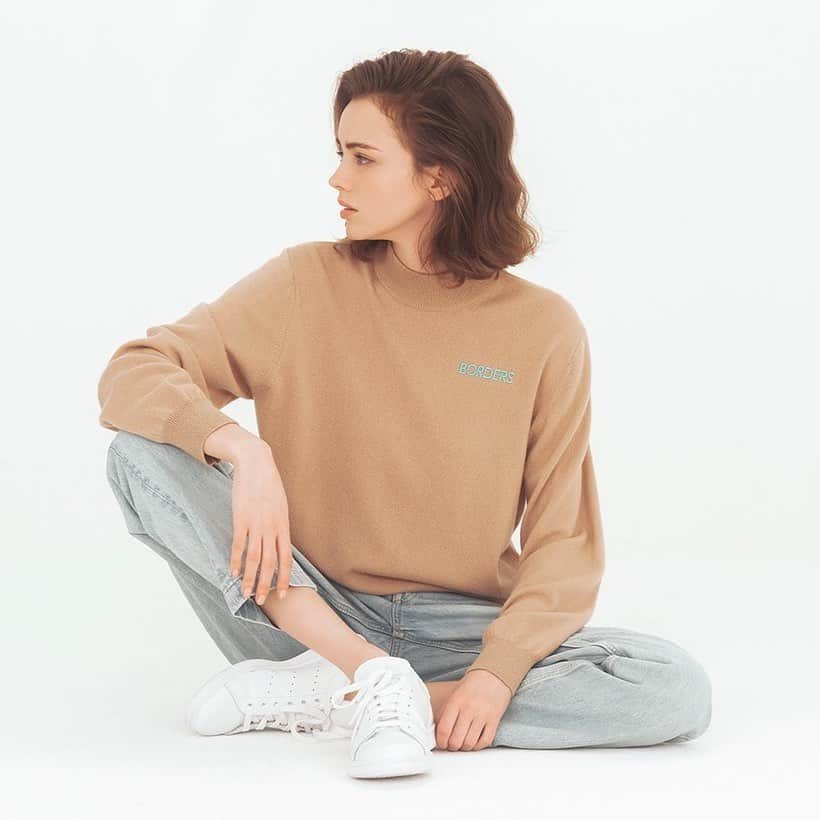 BORDERS at BALCONYのインスタグラム：「「5 POCKETS DENIM PANTS」は暗くなりやすい秋冬のコーディネートを明るく、カジュアルダウンしてくれる一枚です。今期は明るめのインディゴヴィンテージ加工を施しております。一枚一枚職人が加工し、 きれいめなヴィンテージ感を表現するため、余計なデザインは削ぎ落としています。後ろポケットのワッペンアイコンがさりげなくて可愛いです。」