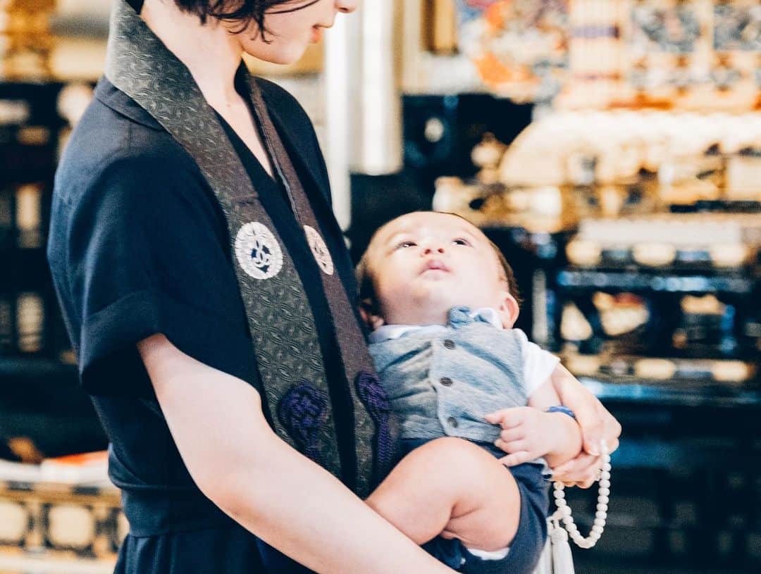 青木育日さんのインスタグラム写真 - (青木育日Instagram)「𝟚𝟘𝟙𝟡.𝟡.𝟙𝟘﻿ ﻿ 挙式した想い出の築地本願寺に﻿ 家族でお参りしてきました。 ﻿ 猛暑日の長時間外出で﻿ 息子にはしんどい思いをさせて可哀想でしたが﻿ ぐずりながらも何とか耐えてくれました👏🏻﻿ ﻿ この日のために色々準備をしてきたので﻿ 最高な1日になってよかった❤️✨﻿ ﻿ 写真いっぱい撮ってもらったので しばらくお付き合いください🙏🏻﻿ ﻿ ﻿ #築地本願寺 #初参式 #生後3ヶ月 #親子フォト﻿ ﻿」9月12日 22時05分 - ikuhiaoki