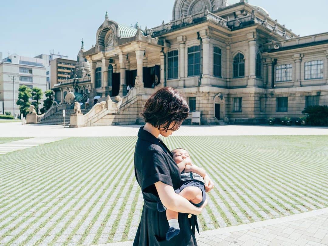 のインスタグラム：「𝟚𝟘𝟙𝟡.𝟡.𝟙𝟘﻿ ﻿ 挙式した想い出の築地本願寺に﻿ 家族でお参りしてきました。 ﻿ 猛暑日の長時間外出で﻿ 息子にはしんどい思いをさせて可哀想でしたが﻿ ぐずりながらも何とか耐えてくれました👏🏻﻿ ﻿ この日のために色々準備をしてきたので﻿ 最高な1日になってよかった❤️✨﻿ ﻿ 写真いっぱい撮ってもらったので しばらくお付き合いください🙏🏻﻿ ﻿ ﻿ #築地本願寺 #初参式 #生後3ヶ月 #親子フォト﻿ ﻿」