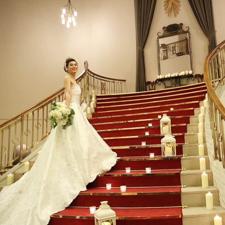 ホテルモントレウェディング【公式】 のインスタグラム：「♥ ￣￣￣￣￣￣￣￣￣￣ @montereyweddingをフォローして 『 #モントレ花嫁 』『 #ホテルモントレ』の タグをつけて投稿してくださいね＊*. ・ ホテルモントレエーデルホフ札幌 @edel_hotelmonterey ・ 螺旋階段でのshot♪*。 トレーンやベールがとても映える 人気のフォトスポット☆ ・ ——————————. ◆ブライダルフェア予約はこちらをcheck＊* http://bit.ly/2pAvY9m ◆ホテルモントレエーデルホフ札幌の公式HPはこちら* https://www.monterey-wedding.jp/edelhof/ ——————————. ・ ◆ホテルモントレ公式HPはこちら* https://www.monterey-wedding.jp ・ #モントレ #モントレ花婿 #プレ花嫁 #卒花 #marry花嫁 #dressy花嫁 #farnyレポ #プラコレ ﻿#maricuru #dressy花嫁 #日本中のプレ花嫁さんと繋がりたい #ウエディングニュース #flower #ウェディングドレス #dress #結婚式 #披露宴 #結婚式場 #2019年秋婚 #2019年冬婚 #ホテルモントレエーデルホフ札幌 #モントレエーデルホフ札幌 #札幌 #ドレス迷子 #カラードレス #ドレス選び #ドレス」