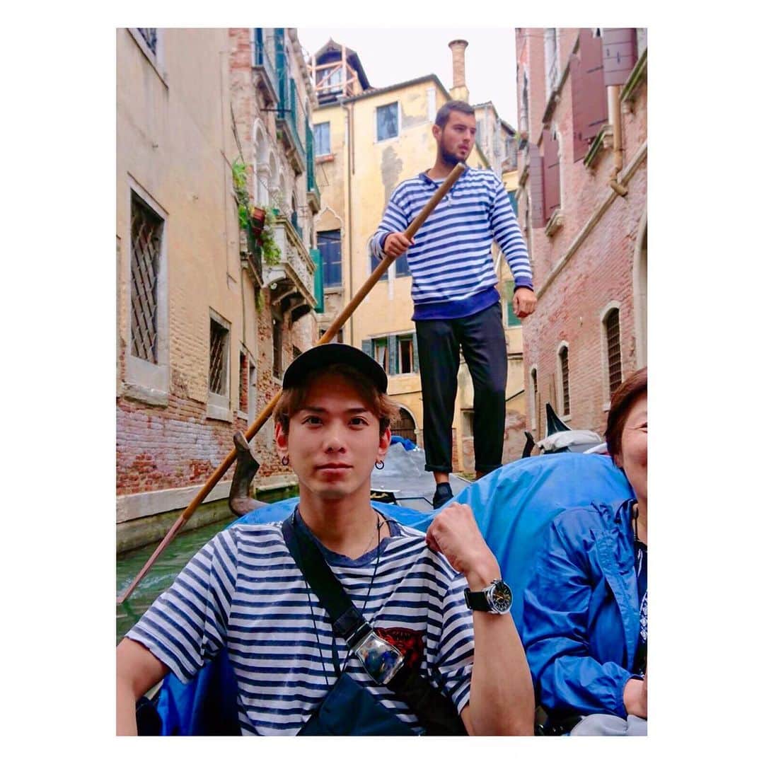 のインスタグラム：「🇮🇹✈️ #ヴェネツィア #カヌー #乗った #船頭 さんと#まさかの #おそろコーデ #隣の #母親 が#めっちゃ #笑ってる」