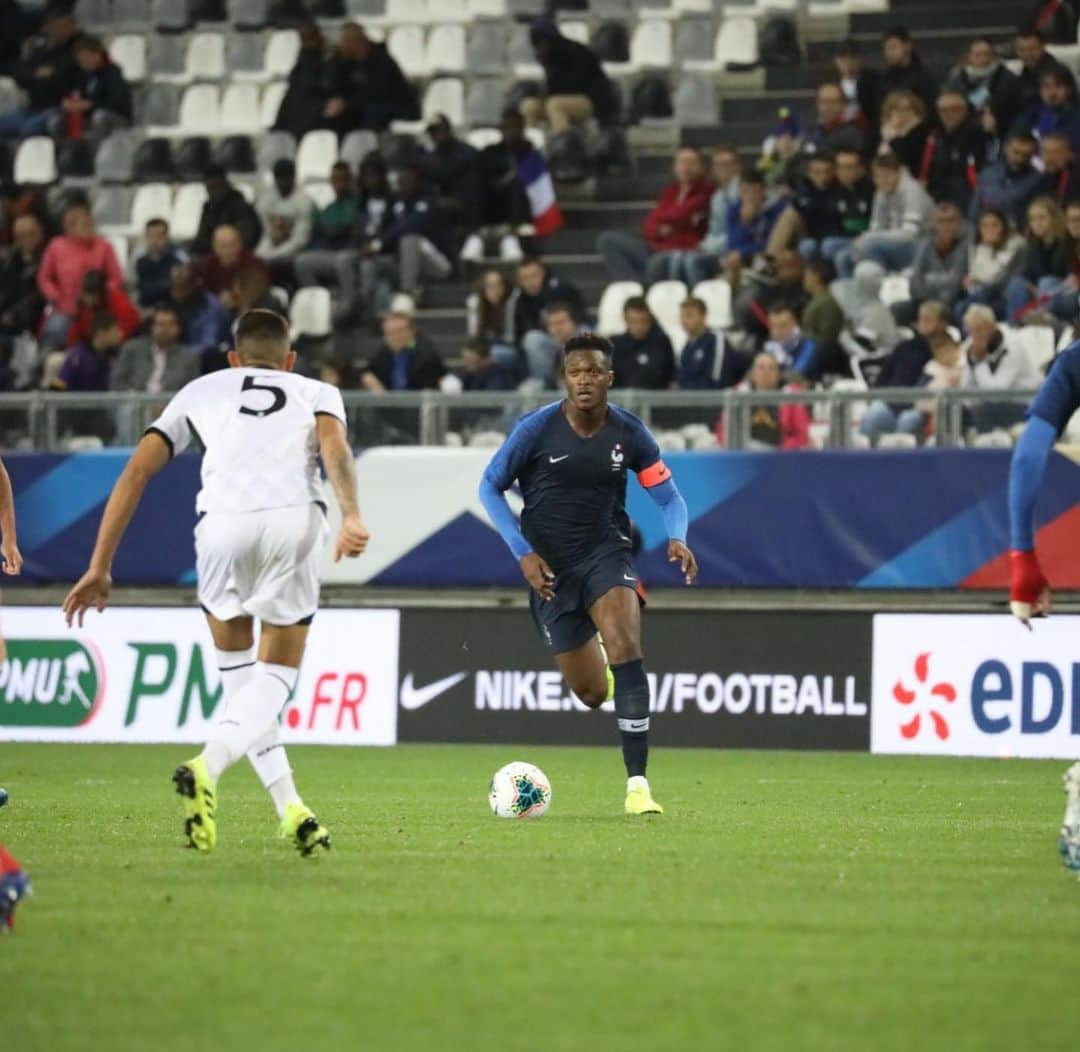 ダン＝アクセル・ザガドゥのインスタグラム：「@equipedefrance 🇫🇷」