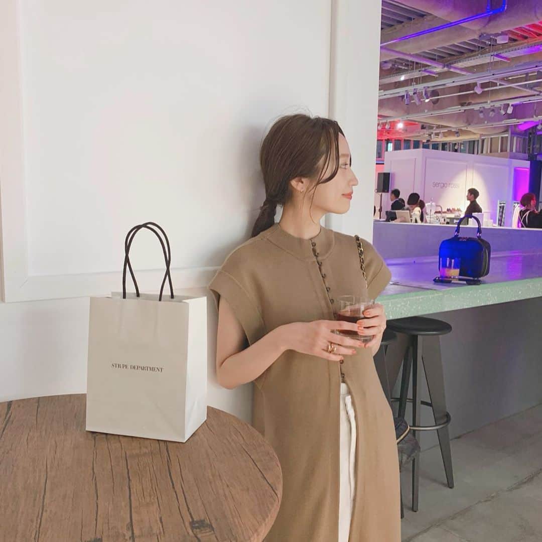 のインスタグラム：「「STRIPE DEPARTMENT」期間限定リアルストアのレセプションにて。♡ 「Update Your 24 Hours」をコンセプトにした幅広いライフスタイルコンテンツの体験型リアルストアが明日から15日までhotel koe tokyoで開催するみたいです。！ ukaのネイル可愛いカラーばかりでした🥰 #STRIPEDEPARTMENT #ストデパ #updateyour24hours」