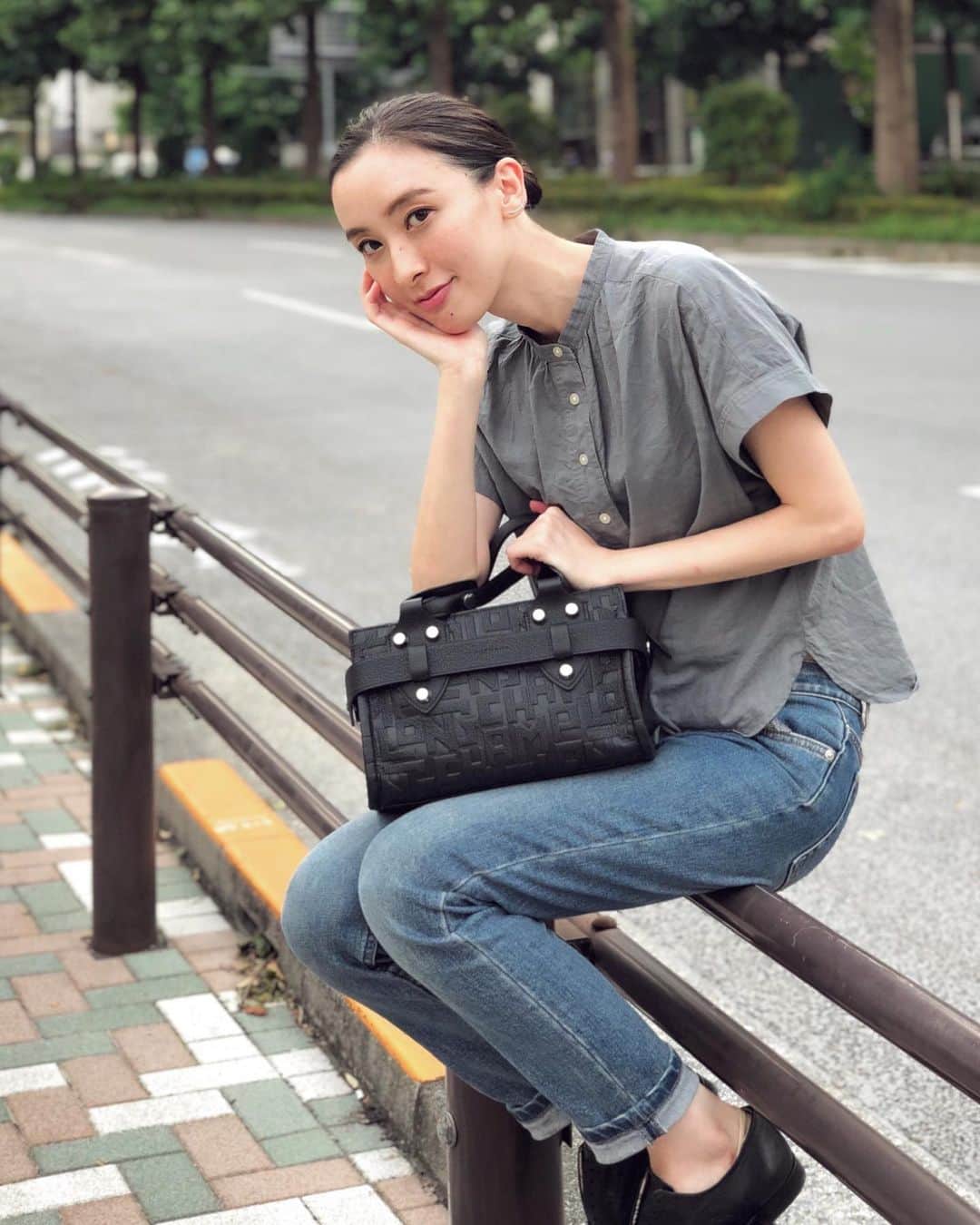 前田紀至子のインスタグラム：「流石にもうAW着られるかな？AW着たい！ということで、これからの季節に使えるアイテムたちをフリーマーケットに持って行きます。 長年大切にしていたヴィトンのPコートやスカート、ワンピースなどお問い合わせが多かったもの（写真参照）を中心に沢山持って行く予定なので気になる方は是非。お気に召してくださる方にお譲り出来るといいなぁ ちえちゃん @chie_kt と、ゆりあちゃん @yuriang_  という素敵メンバーとするので是非遊びにいらしてください☺️ ↓以下詳細です フリーマーケットのお知らせ❤︎ 美容室Violet 3F（骨董通り スタバの上) 〒107-0062 東京都港区南青山5-10-1 H2 AOYAMA BLDG.3F 日時 9月17日(火) 18:30〜20:30(20:00最終入場） ※購入後の袋ご持参ください ※お支払いは現金のみです (1000円札、500円玉ご持参いただけると嬉しいです) ※男性のみの入場はお断りさせていただきます ㅤㅤㅤ どなたでも参加していただけます❤︎ お話もできるので気軽にお越しください❤︎ ㅤㅤㅤ 表参道駅B1出口より徒歩3分 (エレベーターはB3出口です) ベビーカーでもお越しいただけます(^^) ㅤㅤㅤ #フリーマーケット#longchamplavoyageuse#uniqloginza2019ss」