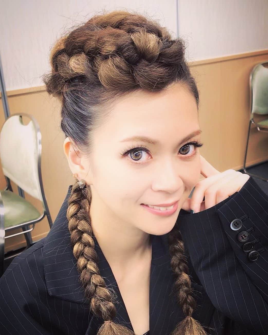 小柳ゆきのインスタグラム：「いよいよ！ 明日9/13  舞浜アンフィシアターにて20周年特別記念ライブ開催です🤩 . 色々ドキドキしておりますが、とにかく豪華なゲストの皆様、素晴らしいバンドの皆様と、楽しみが盛りだくさん💕 . お祝いしに来てくれたら嬉しいな🥂 . では！カウントダウン！！ 20周年特別記念ライブまであと... ‼️1日‼️ 明日‼️ . . #野沢雅子 さん #brkorn さん #デーモン閣下 #nokko さん #大黒摩季 さん @hiromi_koyanagi  #小柳ゆき」
