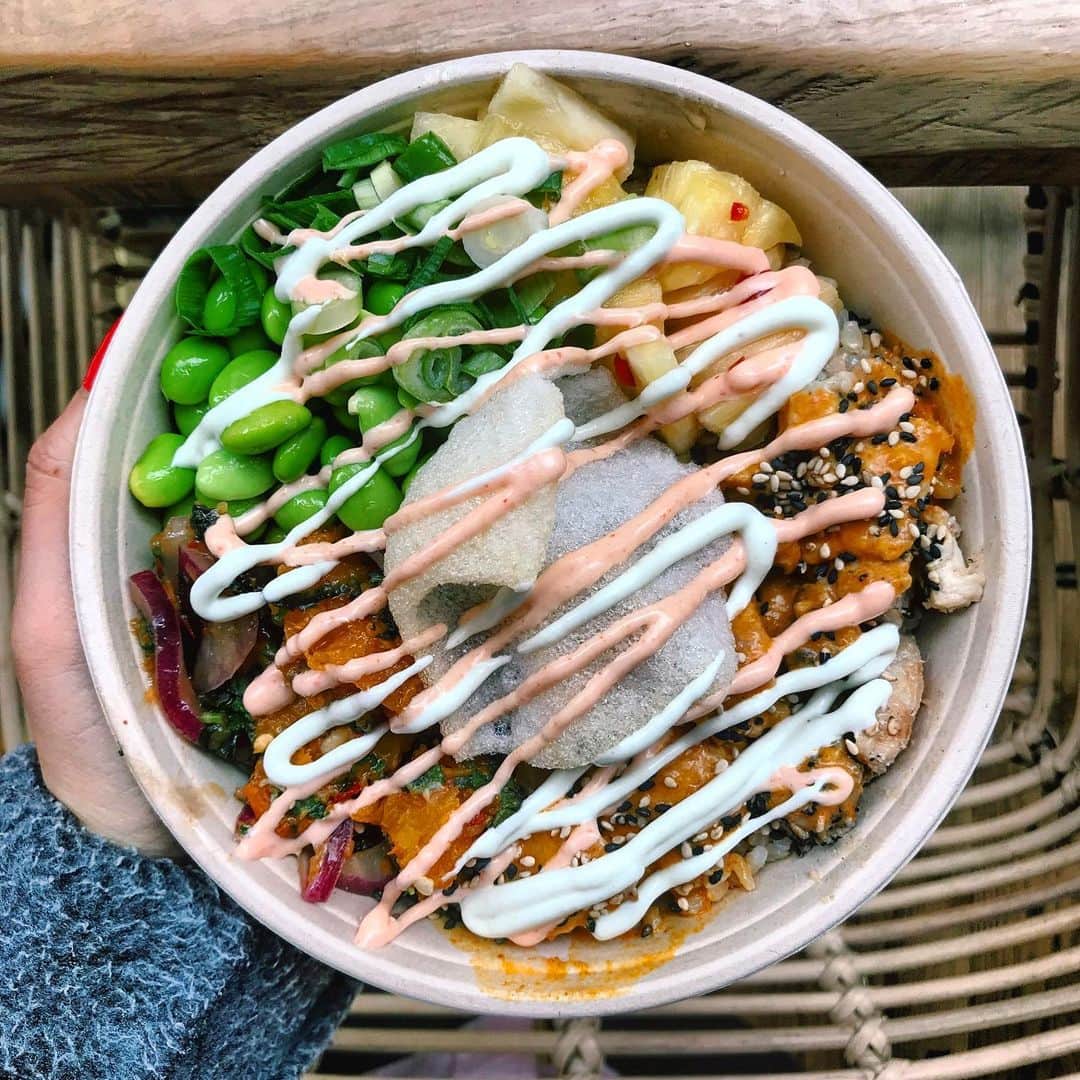 Eat With Steph & Coのインスタグラム：「Yesterday’s lunch was this pretty poke bowl from @islandpokeuk with their new collab with @rosasthaicafe. Technically this isn’t poké anymore since it’s traditionally done with tuna, but the chicken is a nice flavour and that red curry sauce with brown rice was an interesting change!  I’ll let you decide if you’re a fan or not. I’m ok the fence because I usually love mine with tuna and salmon 🐟 #invite #poke #thai #collab #hawaiian #thaifood #lunching #lunchinspo #healthylunch #munchies #yum #londonlife」