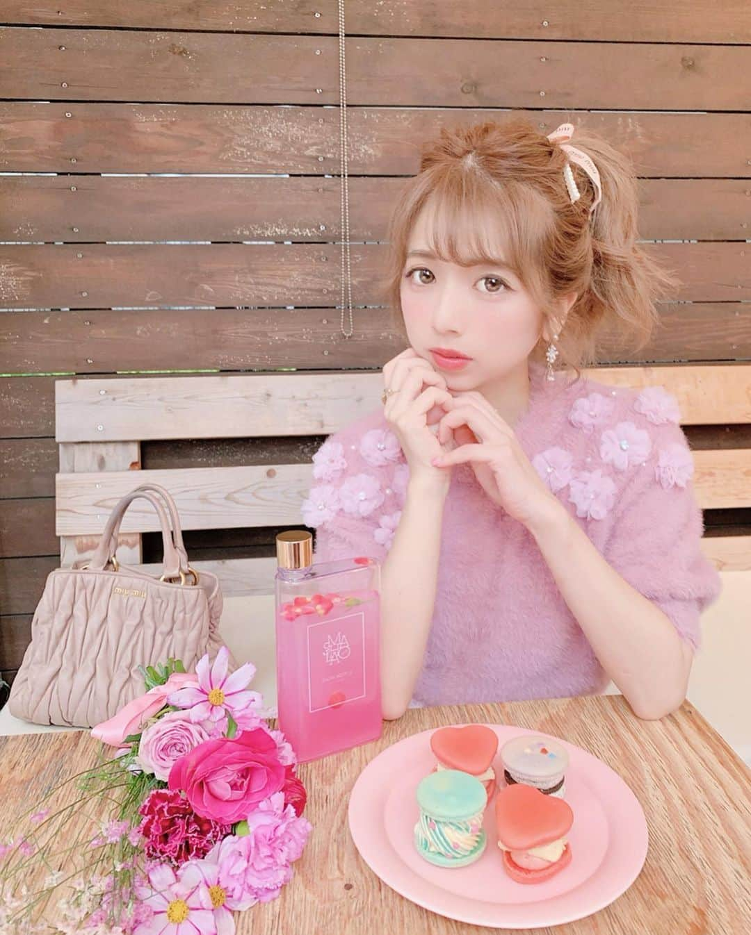 エリンコさんのインスタグラム写真 - (エリンコInstagram)「🧁💕 . 🌸𝕃𝕠𝕧𝕖 𝕞𝕖 𝔽𝕝𝕠𝕨𝕖𝕣 𝕂𝕟𝕚𝕥 🌼 . お花のついた可愛いニット〜💕 . 秋服着たすぎてニットだけど半袖だからもう着れるー💖 ってことで早速着てみたよぉー😍💞 . お客様の投票で販売が決まったニットなんだって😍🧶 . 今日から発売の #ラブミーフラワーニット だよ🎀 . 👗 @miia_official 💞 . #半袖ニット #ピンク #pink #ピンクニット #miia #code #ポニーテール #えりんコーデ #えりんこカフェ巡り #原宿カフェ #cafe」9月12日 20時45分 - erinko0315