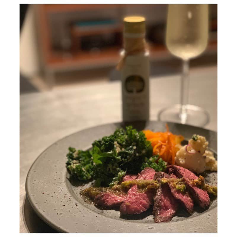 市橋有里のインスタグラム：「なーんちゃっての手抜きご飯。 仕事帰りにDEANさんの気になるデリを。最近ハマっているいろんなオリーブオイルをかけてみる。 オリーブオイル飲めるほど好きw ・  #オリーブオイル #deananddelca #dean&delca #鉄分補給 #タンパク質補給  #instafood」