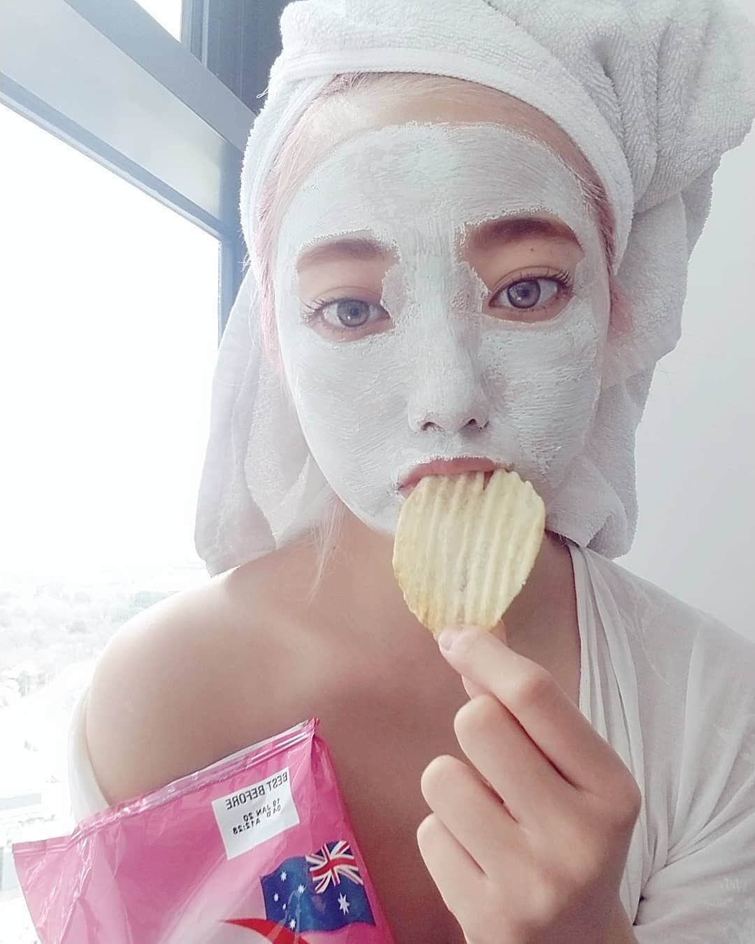 小林レイミさんのインスタグラム写真 - (小林レイミInstagram)「Chips time🍿🇦🇺🛁🧡💜 #facemask #facepack #beautycare #skincare #bathtime #fitgirl #training #fitbody #snacktime #health #beautylover #gymlife #junkparty #makeupart #makeuplover #goodnight」9月12日 20時56分 - _reimi._____