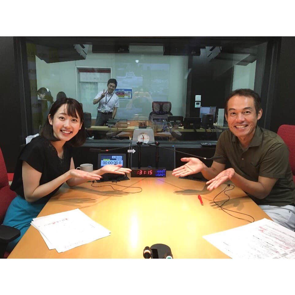 河村綾奈のインスタグラム：「「ごぜん様さま」今週は横山さんが夏休みのため、今日は石橋真アナウンサーとお送りしました。 大好きな石橋先輩との2時間半は、 初めは圧倒されながらも一瞬で過ぎました。 デスクの植木を倒されたことも全然オッケー！（実は薄々気づいてました） 石橋さん、聴いてくださった皆さん、ありがとうございました。  さて、明日のピンチヒッターはどなたでしょう？ 正解者はいらっしゃるでしょうか🤔？？ 私はいまワクワク感と共に緊張しています。 リスナーの皆さん、最終日の代打予想メールお待ちしています🙋‍♀️ . 追伸:ガラスの向こうに映られている方では… ございません💖(*^^*)」