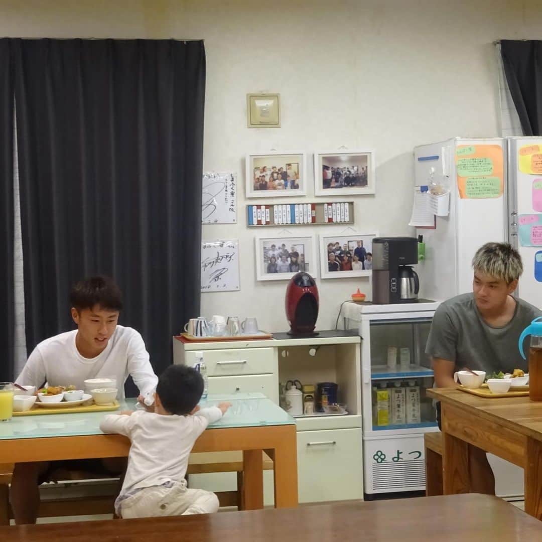 コンサドーレ札幌さんのインスタグラム写真 - (コンサドーレ札幌Instagram)「今日はしまふく寮にシライくんがかわいい息子さんを連れてきてくれました😊  テケテケと小走りで食堂に入ってきてダンザキくんのテーブルにちょこんと座る。  楽しそうにお話ししてる間はタイヨーくんがガン見しても気づかないくらいダンザキくんに夢中☺️ ダンザキくんのそばで持ってきたラムネをあげる姿がとってもかわいい✨  シンドーくんとはジャンケンして遊んだり。  さずがアスリートの息子さん。 体幹鍛えてる風にテレビ見てたり。  テケテケ走る姿がかわいくてみんなで目で追いかけながらかわいいが連発でした✨✨ みんなが笑顔で笑いっぱなの楽しい時間をありがとうね😊  しまふく寮ごはん🏠  #consadole  #consadole #consadole #コンサドーレ #jleague #ｊリーグ #soccer #サッカー #しまふく寮通信	 #食育 #食トレ #アスリートごはん #身体づくり #JAグループ北海道 #ゆめぴりか #みんなのよい食親善大使 #よつ葉 @yotsuba_milkproducts_official #北海道ぎょれん #町村農場 #アスリートフードマイスター #松浦沙耶花 #昼ごはん #夜ごはん #献立 #定食 #ランチ #レシピ #料理 #栄養 #栄養バランス #consadole #consadole #コンサドーレ #jleague #ｊリーグ #soccer #サッカー #しまふく寮通信	 #食育 #食トレ #アスリートごはん #身体づくり #JAグループ北海道 #ゆめぴりか #みんなのよい食親善大使 #よつ葉 @yotsuba_milkproducts_official #北海道ぎょれん #町村農場 #アスリートフードマイスター #松浦沙耶花 #昼ごはん #夜ごはん #献立 #定食 #ランチ #レシピ #料理 #栄養 #栄養バランス」9月12日 20時51分 - hokkaido_consadole_sapporo