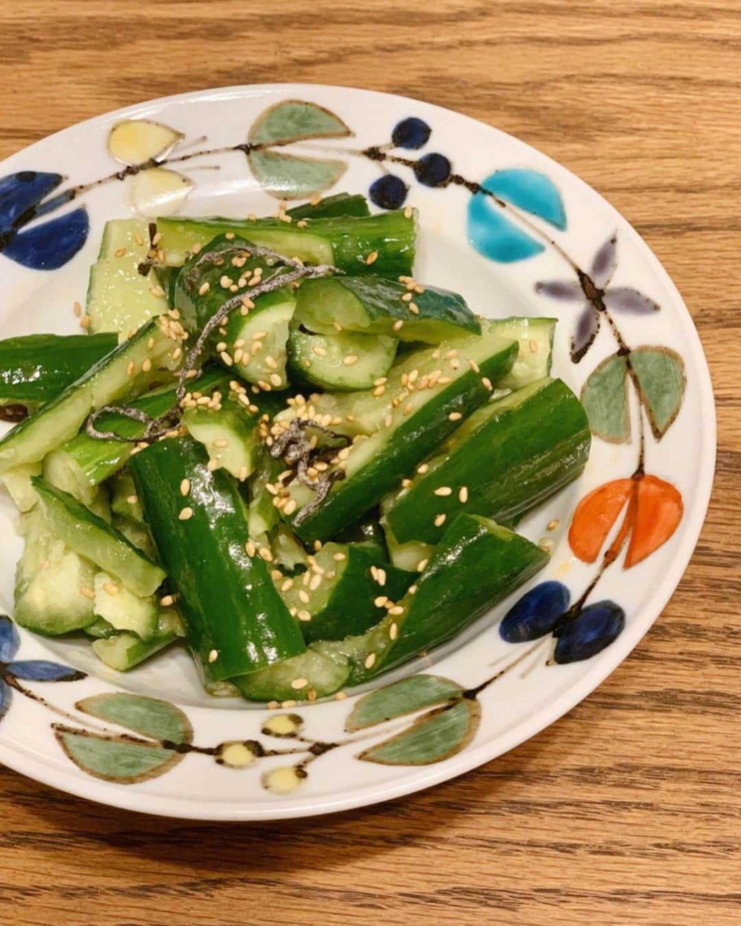 猪鼻ちひろさんのインスタグラム写真 - (猪鼻ちひろInstagram)「🍆🥒🔥 冷蔵庫の大掃除なう。 とにかくすぐ作れて簡単なもので全部使い切ろう と思っていたけれど、 茄子、きゅうり、ネギ、で 力尽きる、、、👻笑 というかお腹いっぱいになってしまったよ😂  お皿は先日ストーリーズにアップしたら 九州の方々や、お皿好きのみなさまが たくさん反応してくださって嬉しさ倍増でした。 大分県の"小鹿田焼"の飛び鉋 というもの。 (福岡の小石原焼というメッセージも。兄弟かな？) 既に3〜4回くらい使ってるのだけれど、使いやすいです。  もうひとつのキュウリのうつわは 石川県にある"九谷青窯"の徳永遊心さんが手掛ける 色絵花繋ぎシリーズのもの。 大切な人にもらったんだ、これもスタメン💪🏻☺️ #ちひろkitchen #ちひろのごはん #麻婆茄子 #たたききゅうり #おうちごはん #簡単ご飯 #九州 #大分県 #小鹿田焼 #飛び鉋 ##徳永遊心 #九谷青窯 #九谷焼 #色絵花繋ぎ #うつわ好き」9月12日 20時51分 - inohanachihiro