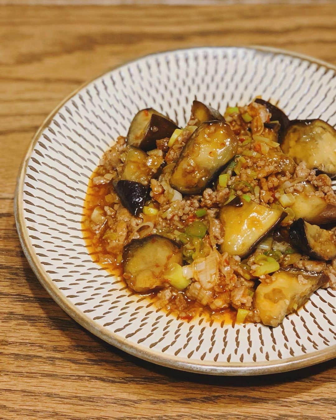 のインスタグラム：「🍆🥒🔥 冷蔵庫の大掃除なう。 とにかくすぐ作れて簡単なもので全部使い切ろう と思っていたけれど、 茄子、きゅうり、ネギ、で 力尽きる、、、👻笑 というかお腹いっぱいになってしまったよ😂  お皿は先日ストーリーズにアップしたら 九州の方々や、お皿好きのみなさまが たくさん反応してくださって嬉しさ倍増でした。 大分県の"小鹿田焼"の飛び鉋 というもの。 (福岡の小石原焼というメッセージも。兄弟かな？) 既に3〜4回くらい使ってるのだけれど、使いやすいです。  もうひとつのキュウリのうつわは 石川県にある"九谷青窯"の徳永遊心さんが手掛ける 色絵花繋ぎシリーズのもの。 大切な人にもらったんだ、これもスタメン💪🏻☺️ #ちひろkitchen #ちひろのごはん #麻婆茄子 #たたききゅうり #おうちごはん #簡単ご飯 #九州 #大分県 #小鹿田焼 #飛び鉋 ##徳永遊心 #九谷青窯 #九谷焼 #色絵花繋ぎ #うつわ好き」