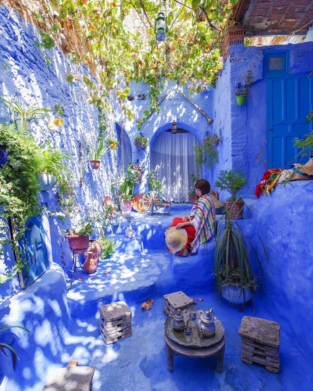 田島知華さんのインスタグラム写真 - (田島知華Instagram)「【Morocco🇲🇦Chefchaouen】 去年の今頃旅していた、モロッコとチュニジア。 2回目のモロッコでは憧れの青い街“シャウエン”へ。 ドアも壁も階段も全て真っ青で、心が鎮まる街。 この街を訪れるときは青以外の色鮮やかな服がおすすめです☺️ Copyright © TAJIHARU  PENTAX K-1 MarkⅡ  HD PENTAX-D FA 15-30mmF2.8ED SDM WR _ #たじはるトリップ #海外ひとり旅ガールの便利帖 #田島知華 #たじはる #トラベルフォトライター #TAJIHARU_morocco #モロッコ #シャウエン #女子旅 #旅ガール #カメラ女子 #morocco #chefchaouen #chaouen #africa #igerseurope #igersmorocco #topmoroccophoto #visitmorocco #wonderful_places #beautifuldestinations #beautifulplace #earthpix #discoverglobe #discoverearth」9月12日 20時52分 - haruka_tajima