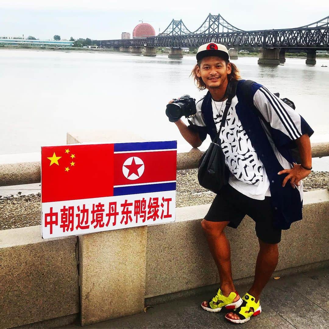 五十嵐恭雄さんのインスタグラム写真 - (五十嵐恭雄Instagram)「#北朝鮮 🇰🇵から 無事に #中国 🇨🇳戻りました🚶‍♀️後ろに見える国を繋ぐ橋で行きは列車で、帰りはバスで移動🚌  今は北京に移動して明日 日本に帰りますー！！🇯🇵 １０日間の旅が一ヶ月に感じるぐらい濃厚な日々でした。🙏とりそぎ。  #カメラマン #photographer #cameraman #写真家 #旅 #旅人 #northkorea #kfrea #朝鮮 #丹東 #trip #triper #china」9月12日 20時53分 - yasuo_ikarashi_