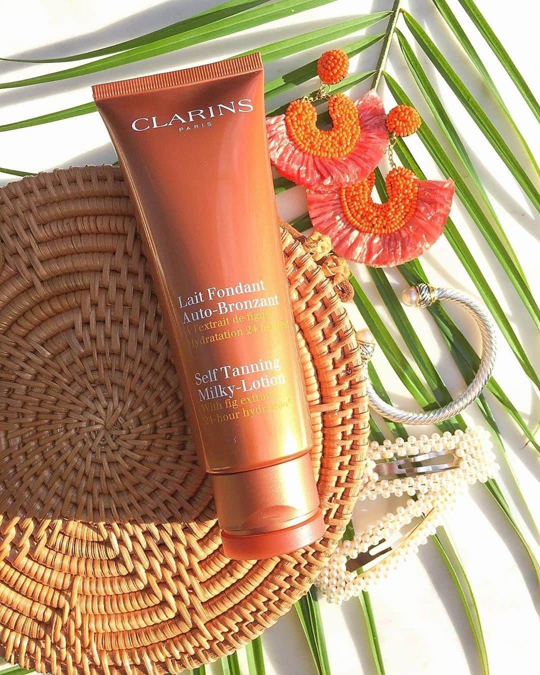 CLARINSさんのインスタグラム写真 - (CLARINSInstagram)「Non-stop bronze is yours with our Self Tanning Milky Lotion for face & body, enriched with Fig extract for luminous skin and Aloe Vera to moisturize 📷: @jtstjtst11 #ClarinsSkincare」9月12日 21時05分 - clarinsusa