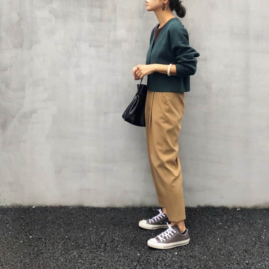 のインスタグラム：「⠀ たまには茶色以外 …といっても がっつりオータムカラー🍠 ⠀ @coomb_official の ショート丈なカーディガン めちゃかわいー🤤 ボタン大きめなところもツボ𓏋𓎶𓄣 ⠀ 今日は朝一で #ルミ10 へ👣 APSTUDIO行ったら長蛇の列で 結局会計終わるまで2時間弱…𓀡 ⠀ 久しぶりの人混みだったし かなり疲れたけど 良いお買い物できてルンルンʾʾʾʾ ⠀ #coomb #クーム #gu #lavishgate #converse ⠀」