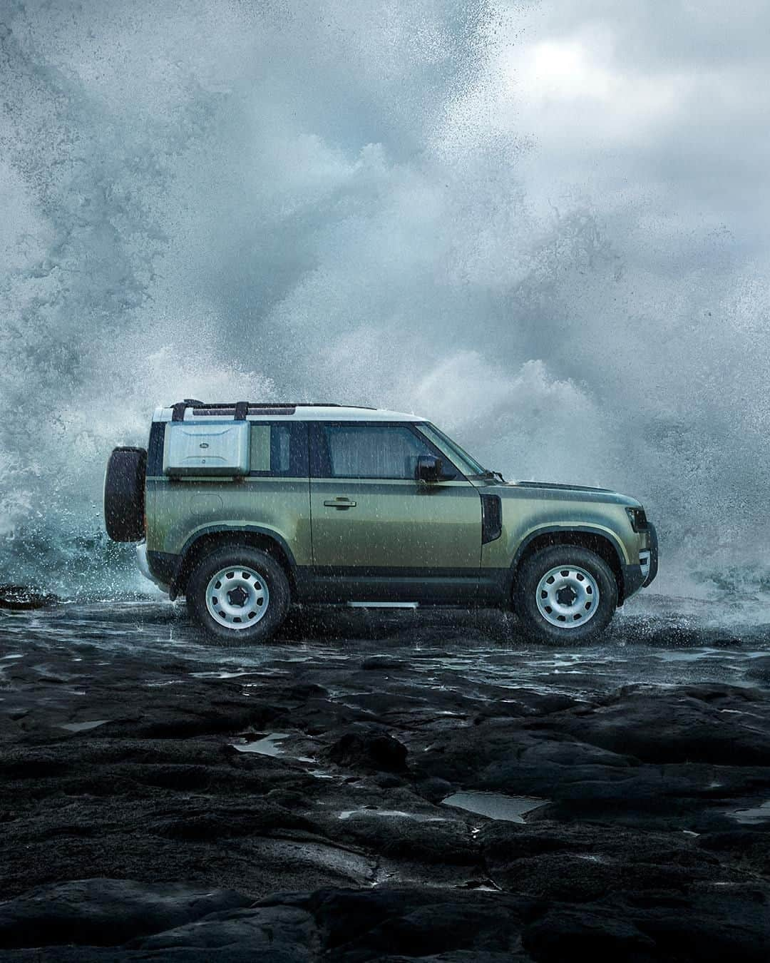 Land Roverさんのインスタグラム写真 - (Land RoverInstagram)「Looks tough, is tough – the new #LandRover #DEFENDER is made for impact, tested to its very limits and featuring our most durable materials yet. Tap the link in our bio to configure yours.  #NewDefender #TeamDefender #LandRoverDefender #OffRoad #4x4 #Overland #Expedition #Adventure」9月12日 21時00分 - landrover