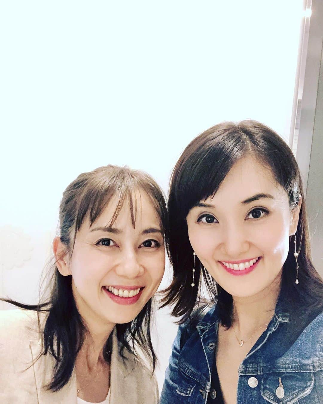 南城ひかりさんのインスタグラム写真 - (南城ひかりInstagram)「ものすごい共通点に盛り上がったよ🙋‍♀️ ・ 元タカラジェンヌ♡な２人だけど、 人生で誰にも言えない程、 大きくすっ転んだー。笑 ・ ・ 今は、笑えるけどね、 辛かったこと、苦い経験もしたよ。 ・ ・ それを話すことで、 ものすごい浄化ができた。 ・ ・ 沢山話せて、よかった〜。 ありがとう♡ ・ ・ 過去にひかりが当たると、 今も、未来も、 パーっとひかりがさして、 すべてがひかり輝く道、 人生になる✨✨ ・ これからが、さらに楽しみ😍❤️ #blogもアップ🙆‍♀️ #ありがとう  #自分ビジネス #世界は自分で創る #エネルギー #愛 #お金 #豊かさ #幸せ #恋愛 #結婚 #元タカラジェンヌ」9月12日 21時02分 - hikariminashiro