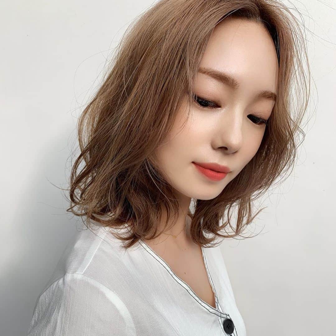 新原愛加のインスタグラム：「. U-REALMでカラーしてきました❤︎ セピアベージュ❤︎ 写真では伝わらないけどブリーチしたからこそできる 透明感たっぷりなカラーが本当にお気に入り！ . 小山さんいつもありがとう😚 . @koyama_k_u_realm」