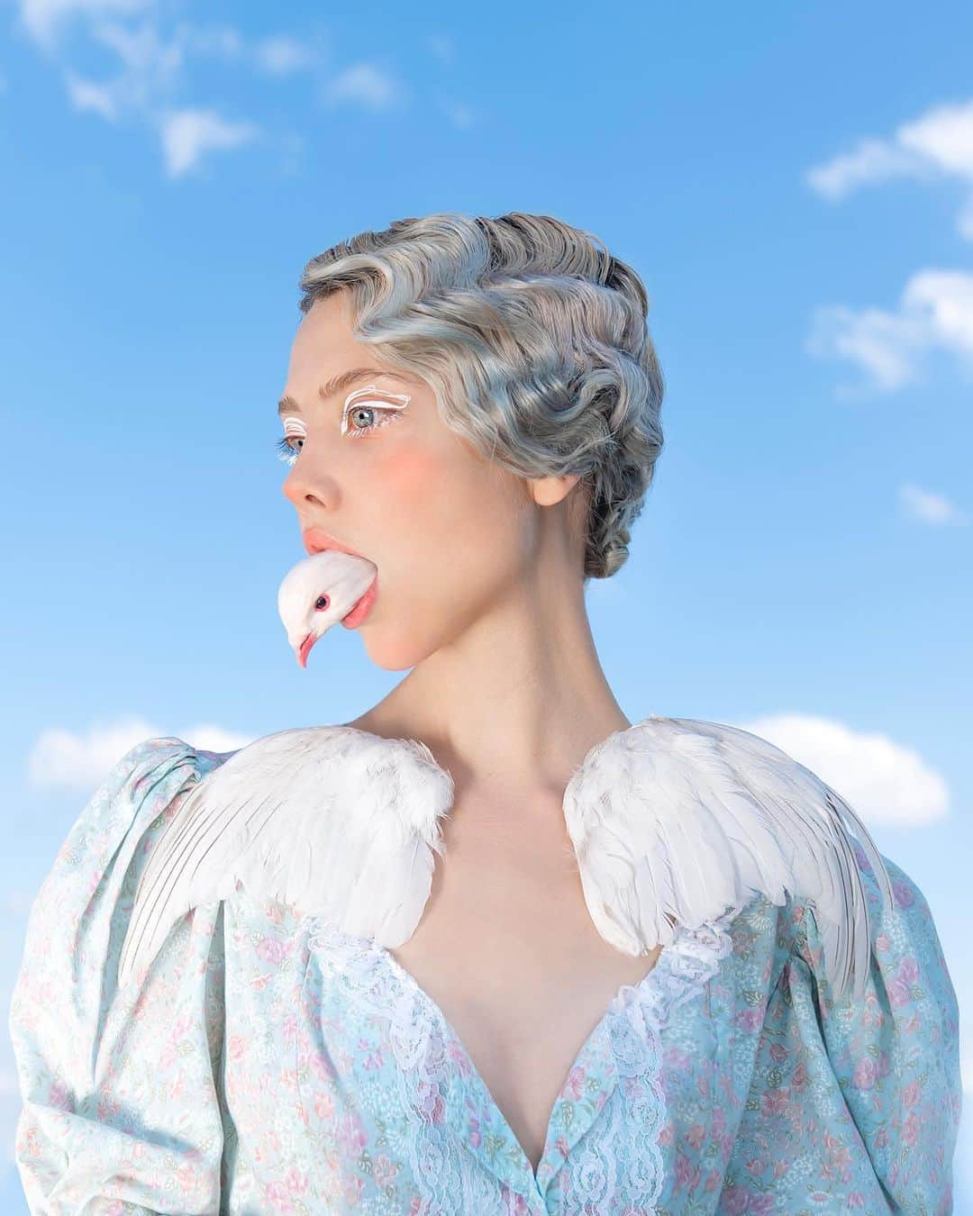 エリーナ・シェンドリンさんのインスタグラム写真 - (エリーナ・シェンドリンInstagram)「I'll take a page from Magritte. Image of a white dove, hairstyle and makeup @costa_makeup」9月12日 21時14分 - sheidlina