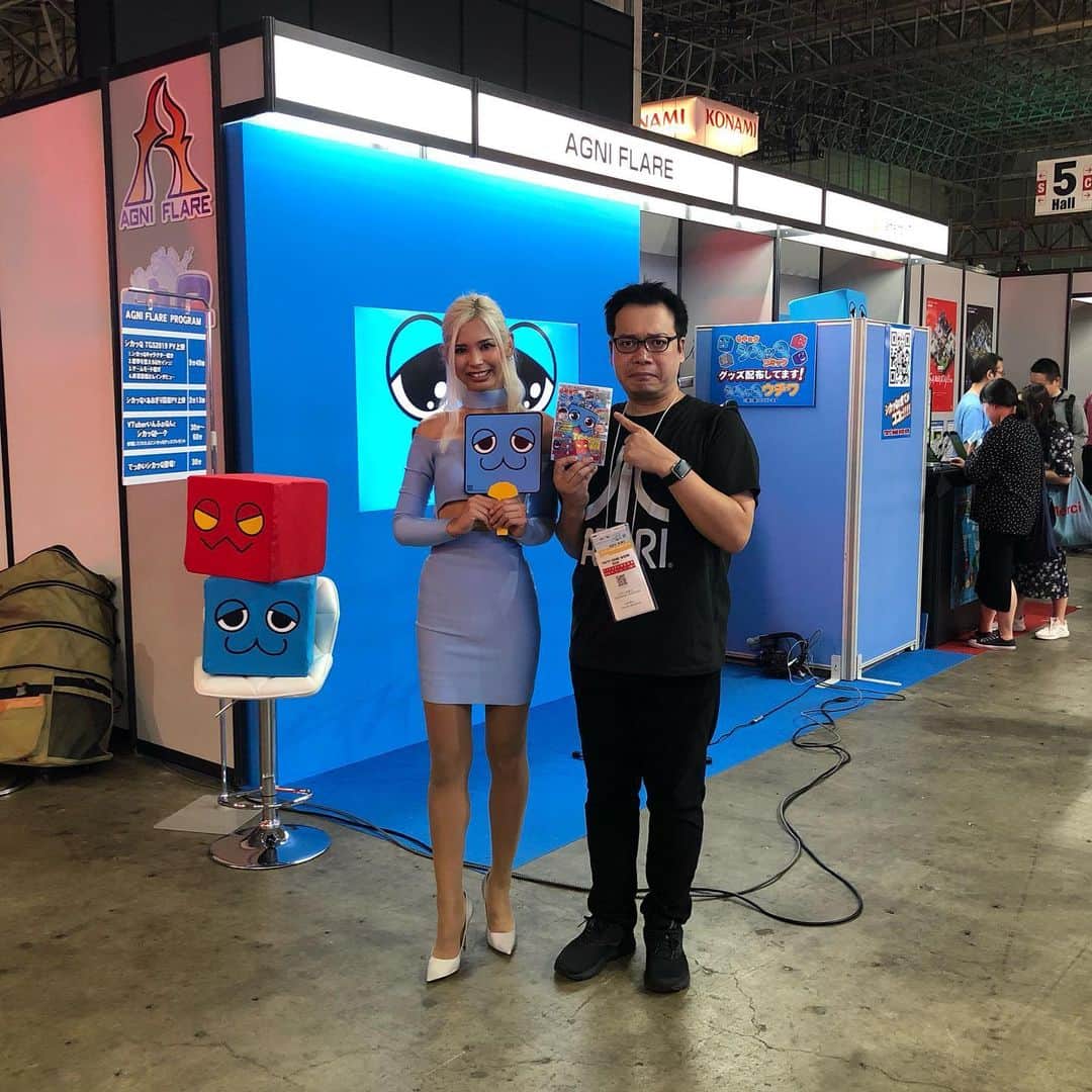 みずしな孝之のインスタグラム：「2年ぶりの東京ゲームショウ。 アグニ・フレアさんのブースでは みずしなが漫画をかきました シカッQの小冊子が配布されてます。 会場に行かれる方はよろしくどうぞ！」