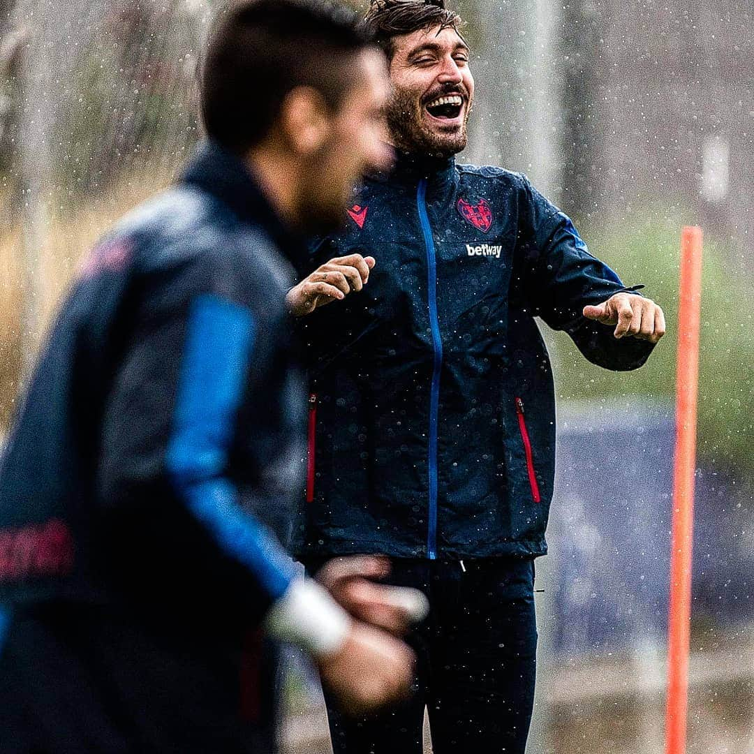 レバンテUDさんのインスタグラム写真 - (レバンテUDInstagram)「Al mal tiempo... 😃 ---- #MachoLevante #LevanteUD #LaLiga #laligasantander #Futbol #Football #110AñosDeResistencia #OrgullGranota #LUDInside #RealMadridLevante」9月12日 21時10分 - levanteud