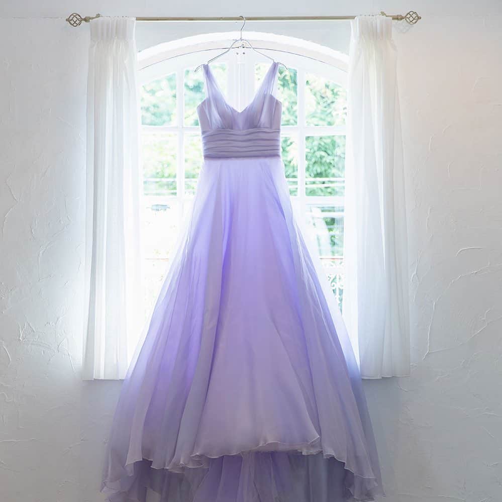 fino_wedding【フィーノ公式】さんのインスタグラム写真 - (fino_wedding【フィーノ公式】Instagram)「上品な光沢のあるシルクオーガンジーのAラインスカート。 裾にかけて広がるシルクオーガンジーのスカートは素材の美しさが際立つ一着に。 美しい背中のＶラインも花嫁様の魅力を引き出します。 胸元から肩へと続く上品なパープルのカラードレス。 色違いで白のウエディングドレスもご用意しています  @fino_wedding  #グランマニエ #インポートドレス #カラードレス #ウェディングドレス #プレ花嫁 #ドレス試着 #パープルコーデ #granmanie #wedding #weddingdress #weddingparty #weddingphotography #静岡花嫁 #おしゃれ花嫁 #個性派ファッション #大人コーデ #シルクドレス #質感」9月12日 21時12分 - fino_wedding