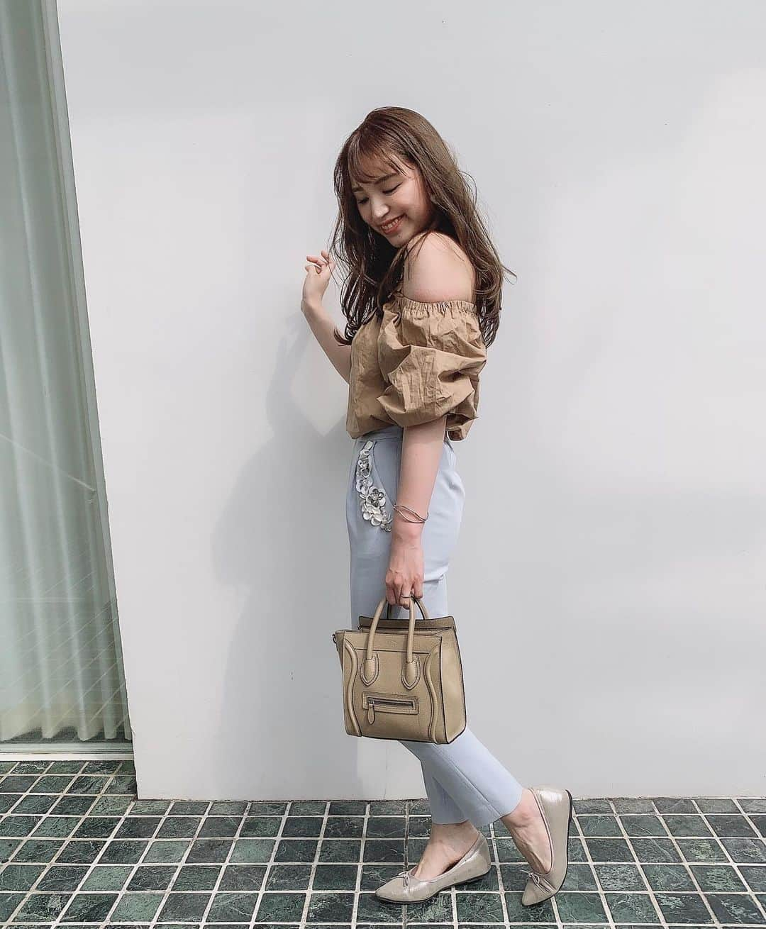 杉ありささんのインスタグラム写真 - (杉ありさInstagram)「いつかの私服🌼  #tops #Vicente #bottoms #Chesty #bag #celine  ベージュと水色の組み合わせ好きだなぁ💘 まだまだ暑いけどどんどん秋になっていくから私服snapも溜まっているの載せないと📷☀️ オフショルが元々とっても好きなのですが、授乳もしやすいのですが、、いかんせん子どもを抱っこはしにくい😂 なので今年は登場回数少な目でしたぁ🥺」9月12日 21時13分 - itsmeariiisa