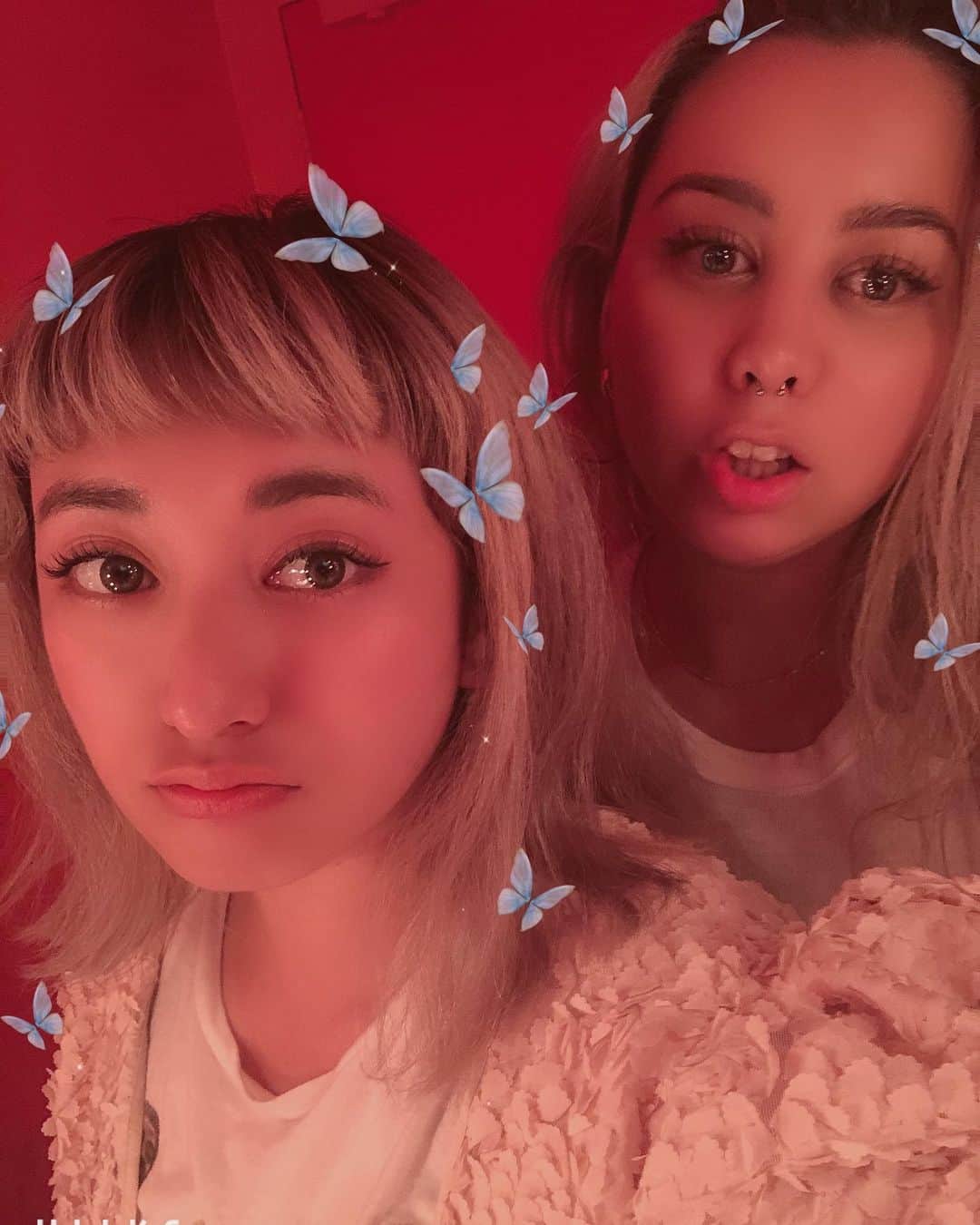 Saki のインスタグラム：「詐欺がすごいの撮れたで🦋💗🦋✨ 私もちょっとだけ若く見えるやん😉 20歳の体力についていくん大変やわ😂👯‍♀️笑  マイと写真撮りそびれて後悔〜😢 @maichuan  @emma_akers_  久々楽しかった🍻💜」