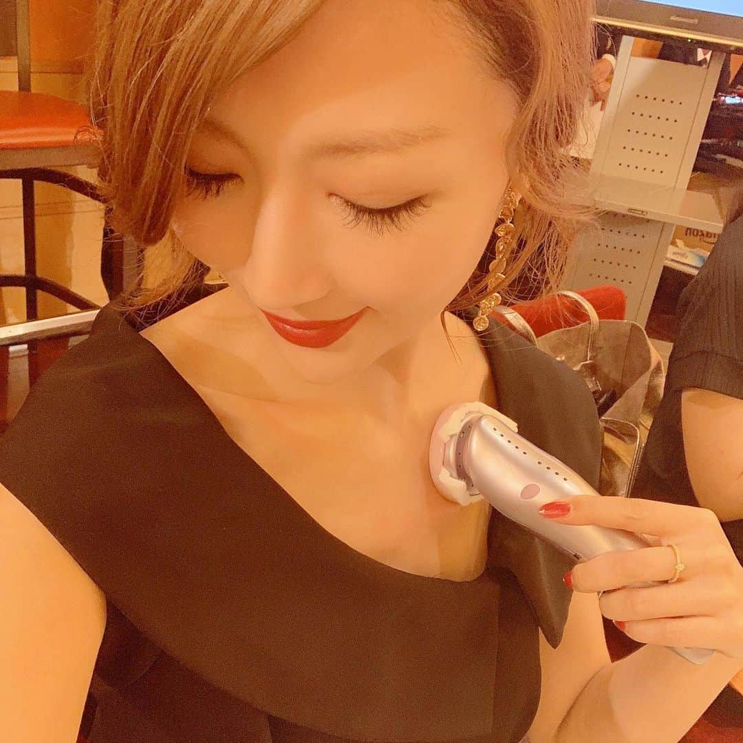 梅野舞さんのインスタグラム写真 - (梅野舞Instagram)「エビス「ツインエレナイザーPREMIUM」体験会へ♡♡ EBiS 1台で6つの高機能・4つのモードで美顔エステのフルコース  進化したトリプルパワーでエイジングリフトケア✨は肌のキメを整える最強の多機能美顔器♬  エステに通えなくても自宅でホームエステが出来ちゃう😍❤️ イオンクレンジングで洗顔で落としきれない毛穴の奥の皮脂汚れも電気の力できれいに吸着して 肌をリセットしたら、美容液が浸透しやすい肌へ✨  体験会ではデコルテで試してみると、 汚れをリセットした肌に美容液がグングン浸透して、ツルッとしたふっくら肌に✨  お顔だけでなく、ボディーのお手入れにも❤️ 全身ツルツルしっとり美肌へ導いてくれます🥰  #エビス #エビス化粧品 #エビス20周年 #エビス美顔器 #EBiS #ツインエレナイザープレミアム #美顔器 #最新美顔肌 #肌本来の美 #ホームエステ #新製品発表会 #東京アメリカンクラブ #美容 #美容家電#beauty#beautycare #beautygram #instagram #instabeauty」9月12日 21時22分 - mai.umeno