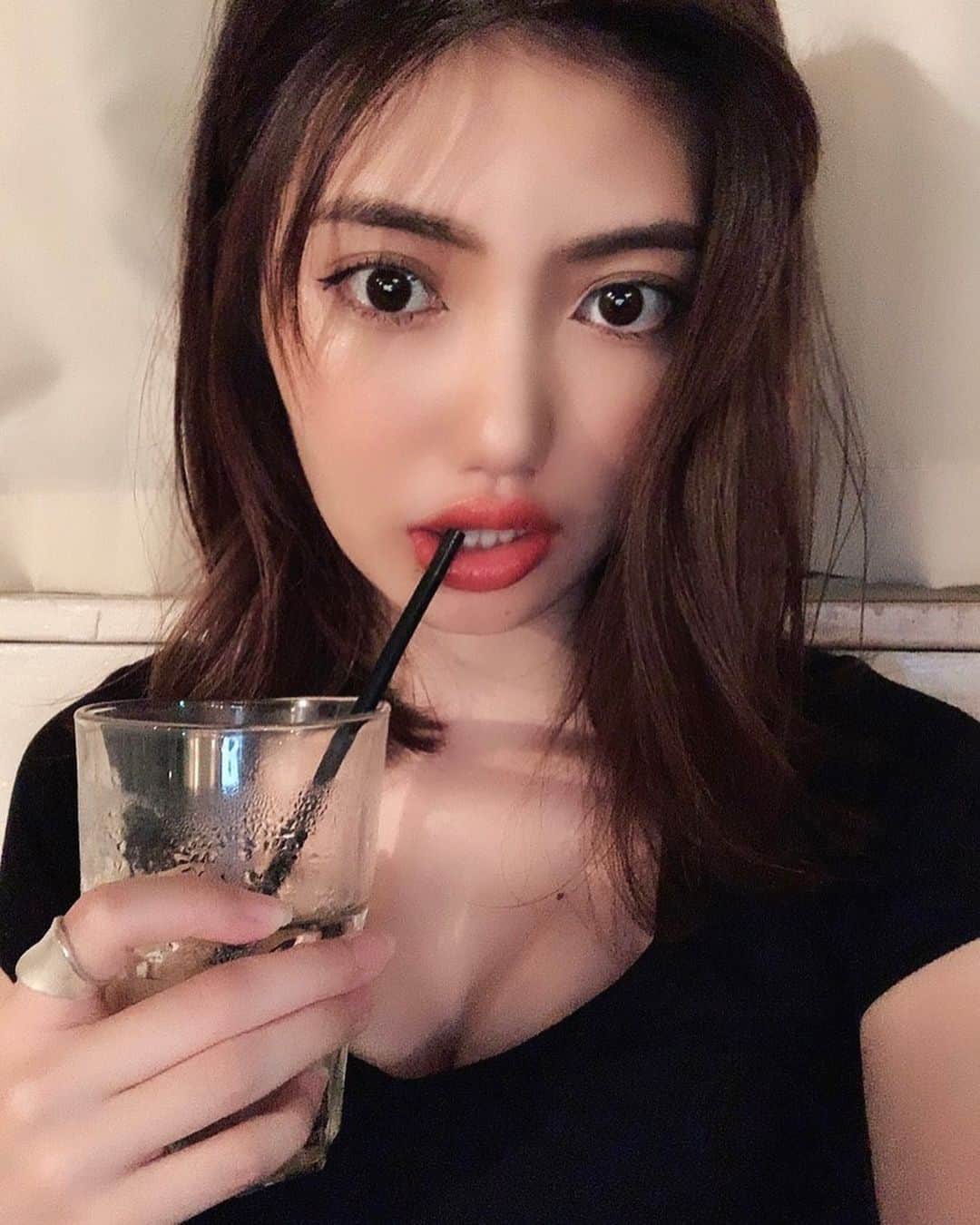 のインスタグラム：「急に秋の気配が🍂♥️ 朝も暑くなくて、起きやすいし、 1日の始まりがいい感じ☺️☺️ ・ #selfie #自撮り#autumn #ビジョビ  #black #happy #day #秋メイク #makeup #tokyo #モデル #サロモ #フォロー返します #相互フォロー #フォロバ #いいね返し #fff #likeforlikes #followme #photography #photo #instapic #instagood #instalike #like4likes #followforfollowback #chill」