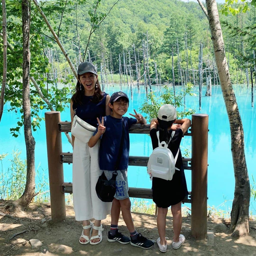 福吉 彩子さんのインスタグラム写真 - (福吉 彩子Instagram)「働くかあさんの旅するコーデ あぁ、夏が終わりますね 楽しかった北海道の想い出ポスト 美瑛の #青い池 は、それは幻想的な青い世界でため息がでる景色でした 天気や季節によって見えかたも変わるみたい、ぜひまた訪れたい #日本の絶景 です 北海道の旅含め、秋におススメの国内旅行、domani_official  Web Domani で記事にしています！プロフィール欄のリンクからぜひご覧ください！ この夏、一番活躍したと言ってもいい #マーセライズドノースリーブT 形がきれいで着心地よくて、長袖でも同じの探してますっ！  shirts #ユニクロ pants #ZARA bag #gu #全身プチプラ  #ワーママ #ワーママコーデ #働くかあさん  #Domani #ドマーニ #雑誌ドマーニ #Domanist #domanimagazine #hokkaido #hokkaidotrip」9月12日 21時21分 - fuku44aya