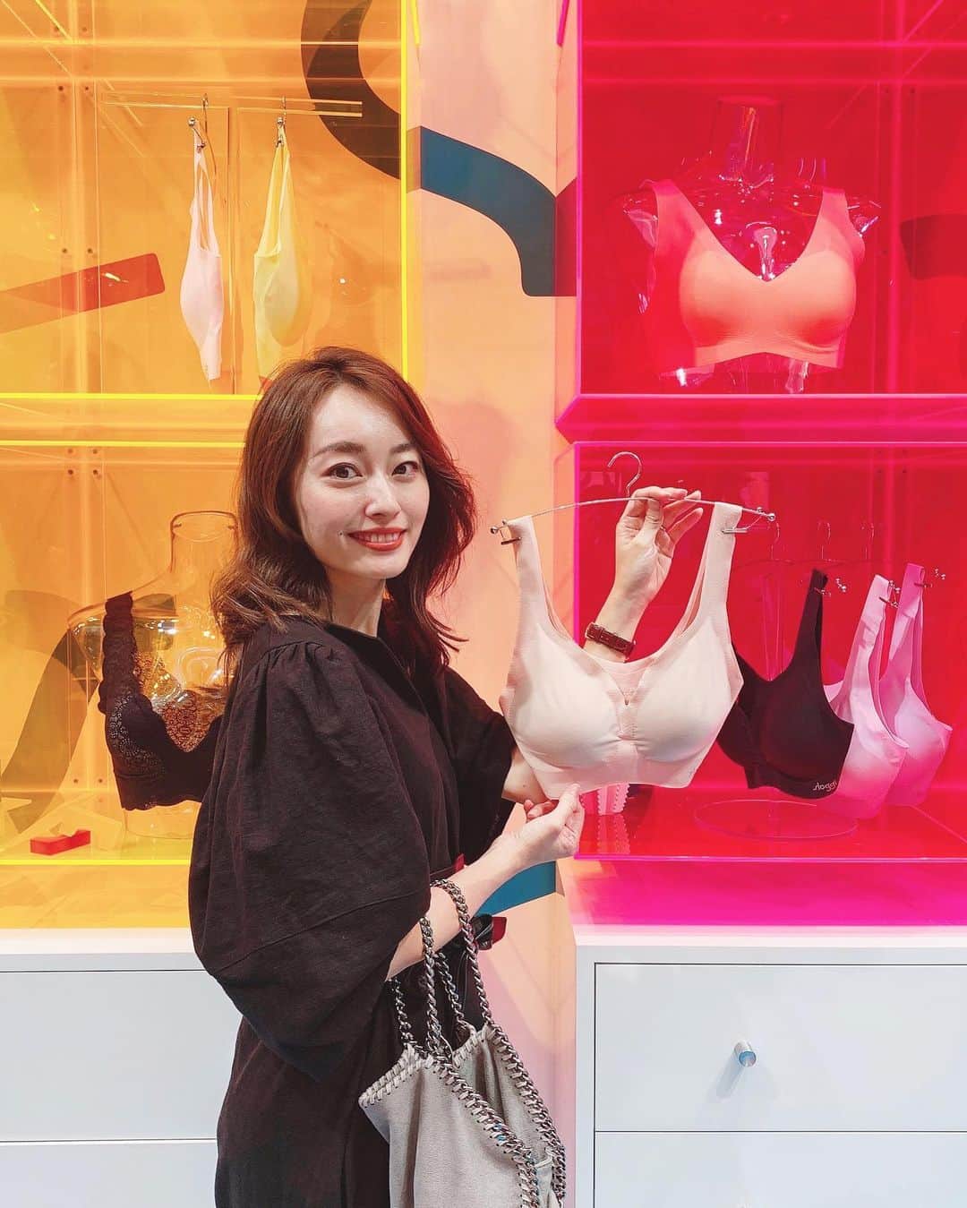 小祝麻里亜のインスタグラム：「ノンワイヤー下着を探しに☺️❣️ ． ． きもちよすぎー！な快適下着ブランドで有名なスロギー。前に撮影が一緒だった子が身に付けていて、気になって、どこのか教えてもらったんです😂🙏 ． ． 服にひびかない下着って中々 巡り合わないんですよね〜🤔 表参道に初の期間限定のポップアップ体験ショップがオープンするので、ひと足お先にレセプションにお邪魔し、撮影用にも使えるベージュのインナーをGETしました❤️❤️ ． ． ガチャガチャも体験できたからやったよ😘 ． ノンワイヤーでストレスゼロだし、週末に控えてる 旅先にも持っていこうかと✈️ ポップアップストアは9/13〜23までだって！ ． 色柄のバリエーションもたくさんあって気になったので、またゆっくり見に行こうかな😊😊 ． ． ． ＿＿＿＿＿＿＿ #ノンワイヤーブラ #スロギー #ポップアップストア #表参道ヒルズ #sloggi #lingerie #omotesando #pr #receptionevent #란제리 #스타일링  #셀피그램 #뷰티스타그램」