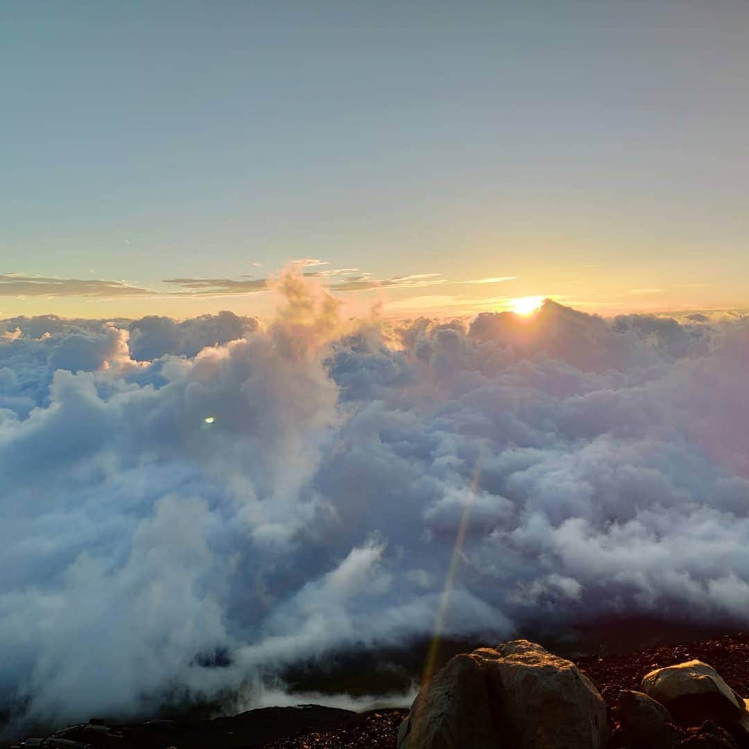 バスさんのインスタグラム写真 - (バスInstagram)「Throwback Thursday and also 1 year ago today since Nick and I successfully(?) climbed Fujisan. 🗻🤙🏻 11.09.2018  It was the toughest and coldest thing we had ever done, but it was also absolutely beautiful to see the sunrise 🌄😍 #tbt #fujisan🗻 #mountfuji #sunrise #landoftherisingsun #japan #twogaijin #bucketlist」9月12日 21時31分 - basheemskerk_89