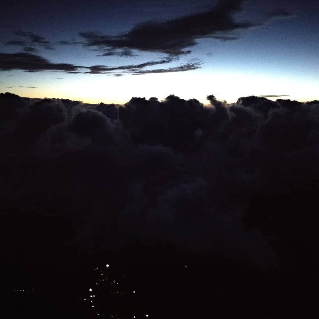 バスさんのインスタグラム写真 - (バスInstagram)「Throwback Thursday and also 1 year ago today since Nick and I successfully(?) climbed Fujisan. 🗻🤙🏻 11.09.2018  It was the toughest and coldest thing we had ever done, but it was also absolutely beautiful to see the sunrise 🌄😍 #tbt #fujisan🗻 #mountfuji #sunrise #landoftherisingsun #japan #twogaijin #bucketlist」9月12日 21時31分 - basheemskerk_89