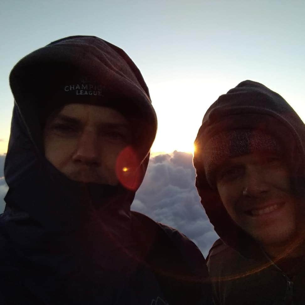 バスさんのインスタグラム写真 - (バスInstagram)「Throwback Thursday and also 1 year ago today since Nick and I successfully(?) climbed Fujisan. 🗻🤙🏻 11.09.2018  It was the toughest and coldest thing we had ever done, but it was also absolutely beautiful to see the sunrise 🌄😍 #tbt #fujisan🗻 #mountfuji #sunrise #landoftherisingsun #japan #twogaijin #bucketlist」9月12日 21時31分 - basheemskerk_89