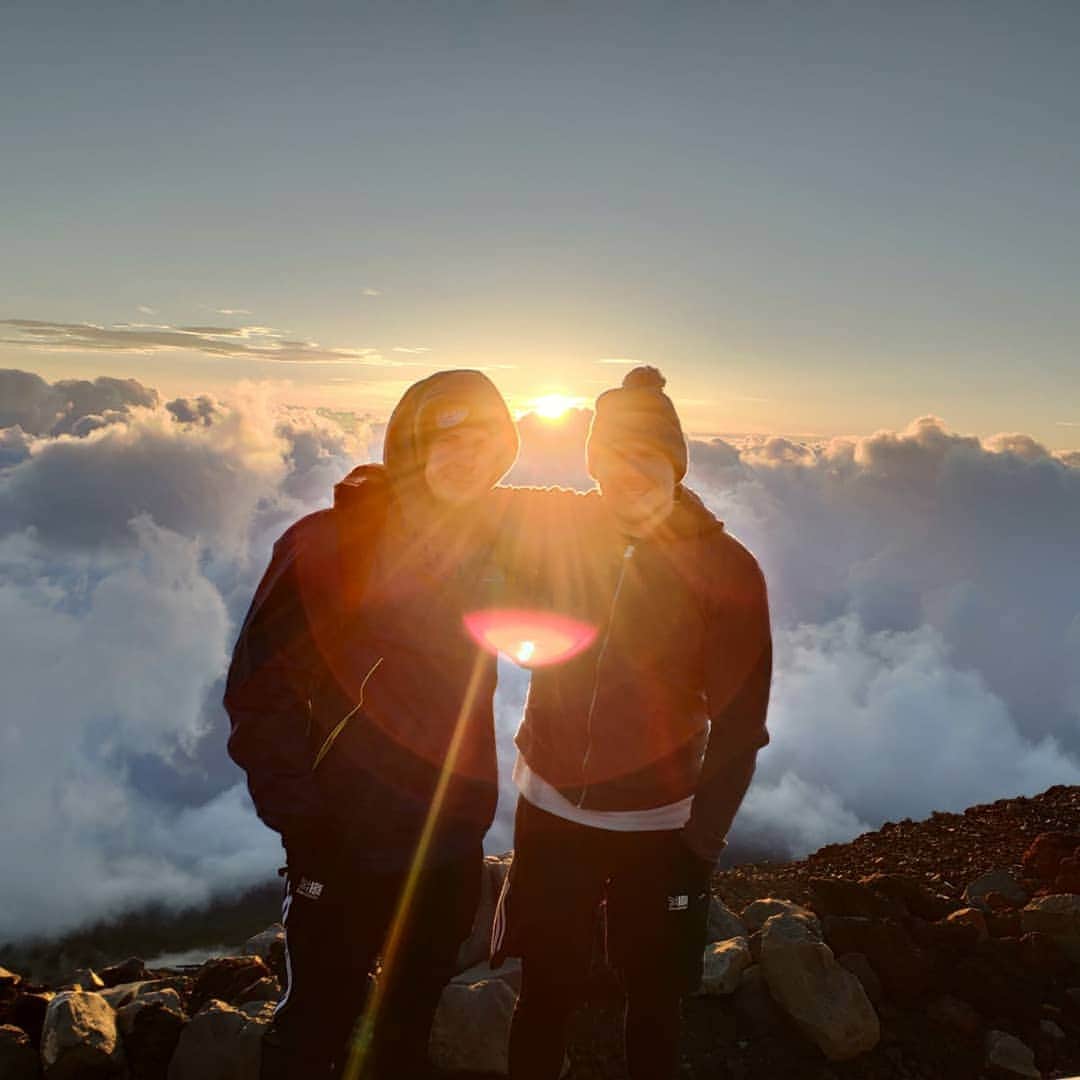 バスのインスタグラム：「Throwback Thursday and also 1 year ago today since Nick and I successfully(?) climbed Fujisan. 🗻🤙🏻 11.09.2018  It was the toughest and coldest thing we had ever done, but it was also absolutely beautiful to see the sunrise 🌄😍 #tbt #fujisan🗻 #mountfuji #sunrise #landoftherisingsun #japan #twogaijin #bucketlist」