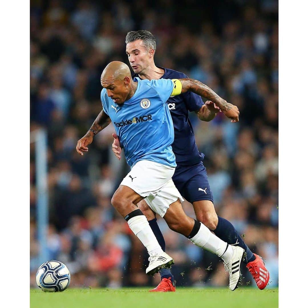 ナイジェル・デ・ヨングさんのインスタグラム写真 - (ナイジェル・デ・ヨングInstagram)「“Once a blue, always a blue”  What an amazing night at the Etihad yesterday! Thanks to @vincentkompany and his team for the opportunity to share this moment with you! You deserved every bit of it Capitano!! #Tackle4Mcr #Bluemoon」9月12日 21時32分 - nigeldejong